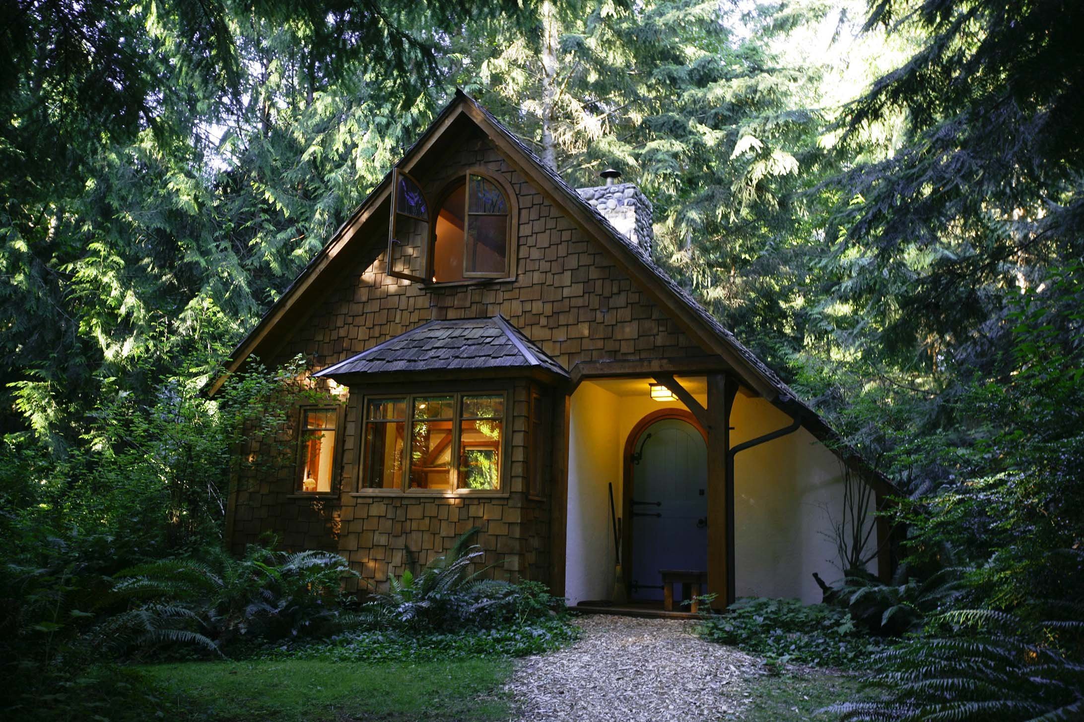 Тет дом. Хижина гномов, Британская Колумбия. Маленький домик. Небольшой уютный домик. Домик в лесу.
