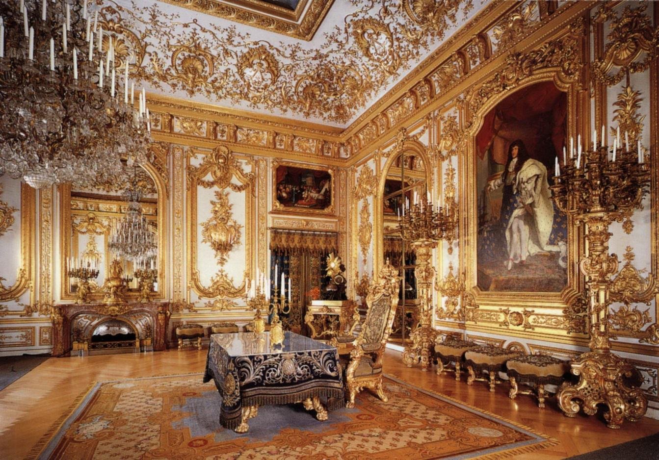 Рококо классицизм. Версальский дворец Версаль Барокко. Королевский дворец в Мадриде зал Гаспарини. Королевская спальня Версальского дворца.