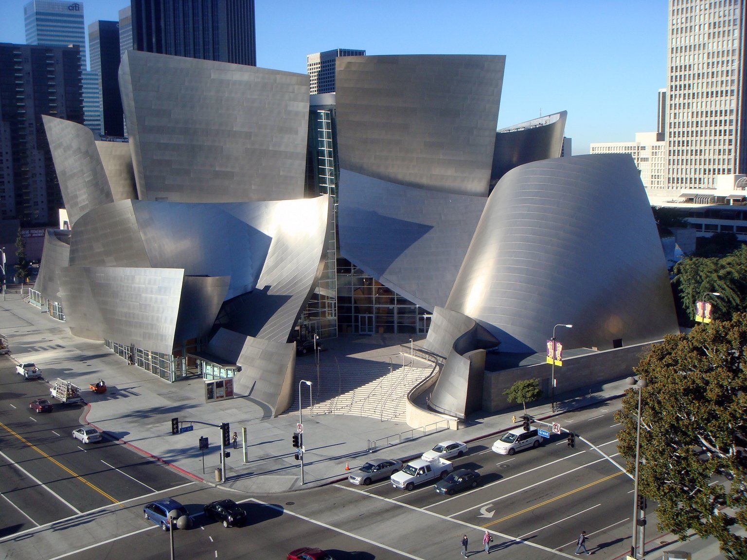 Концертный зал уолта диснея. Концертный зал имени Уолта Диснея в Лос-Анджелесе. Лос Анджелес концертный зал Уолта Диснея. Фрэнк Гери концертный зал Уолта Диснея. Концертный зал имени Уолта Диснея в Лос-Анджелесе (2003).