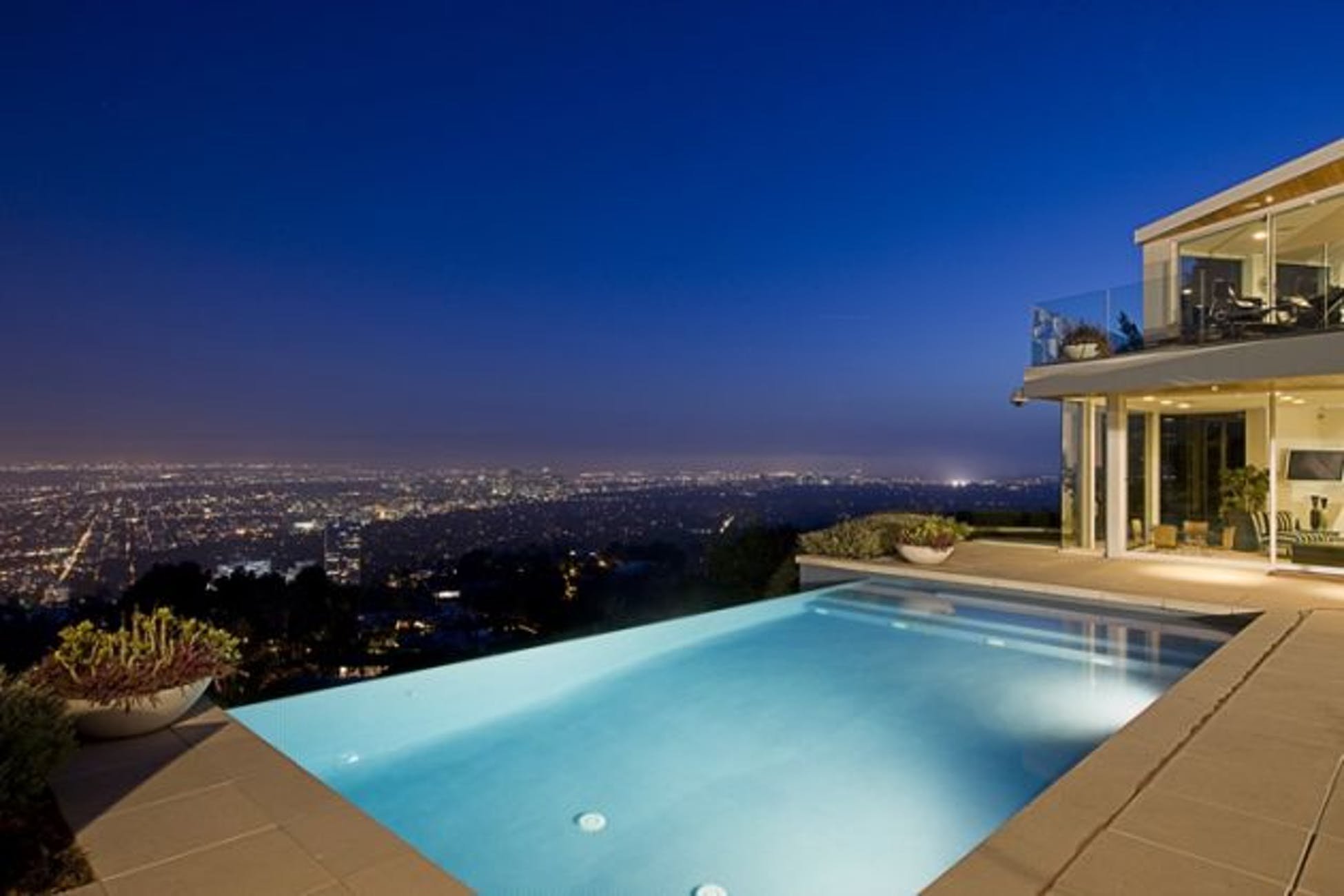 Luxury tech. Modern Mansion Лос Анджелес. Виллы на холмах в Лос Анджелесе. Особняк в Лос Анджелесе в Голливуде. Калифорния Лос Анджелес вилла.