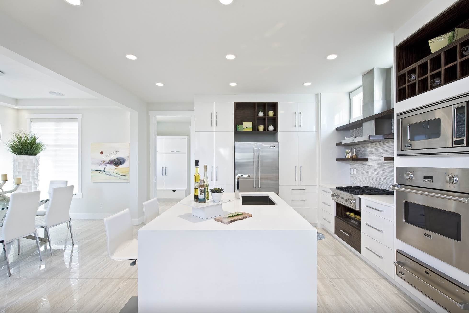 Дизайн белой кухни гостиной. Современный интерьер кухни. Современная белая кухня. Белая кухня в интерьере. Кухня светлая современная.