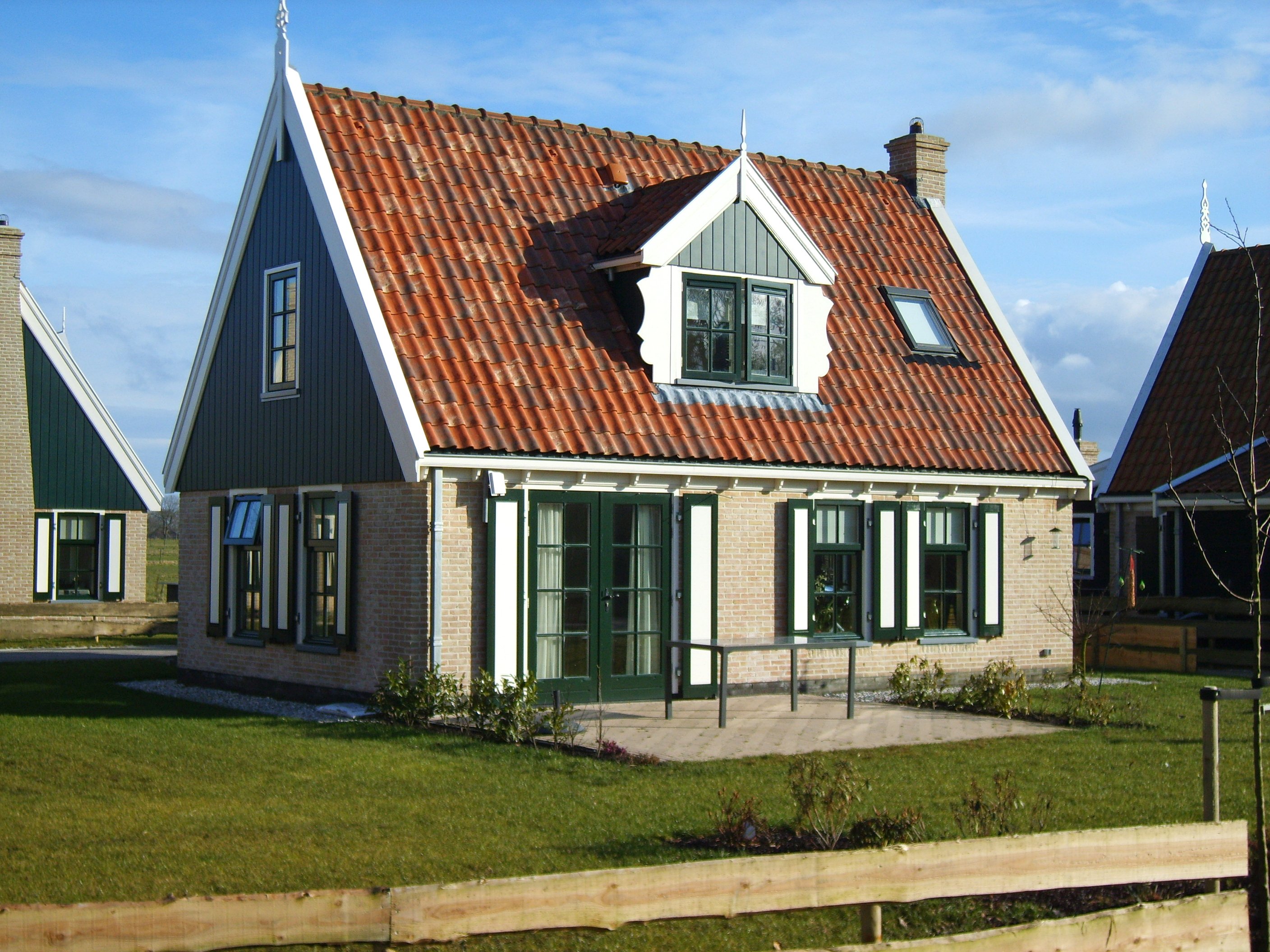 Голландская дом 3. Домик в голландском стиле. Голландский стиль в архитектуре. Фасад дома в голландском стиле. Фасады голландских домов.