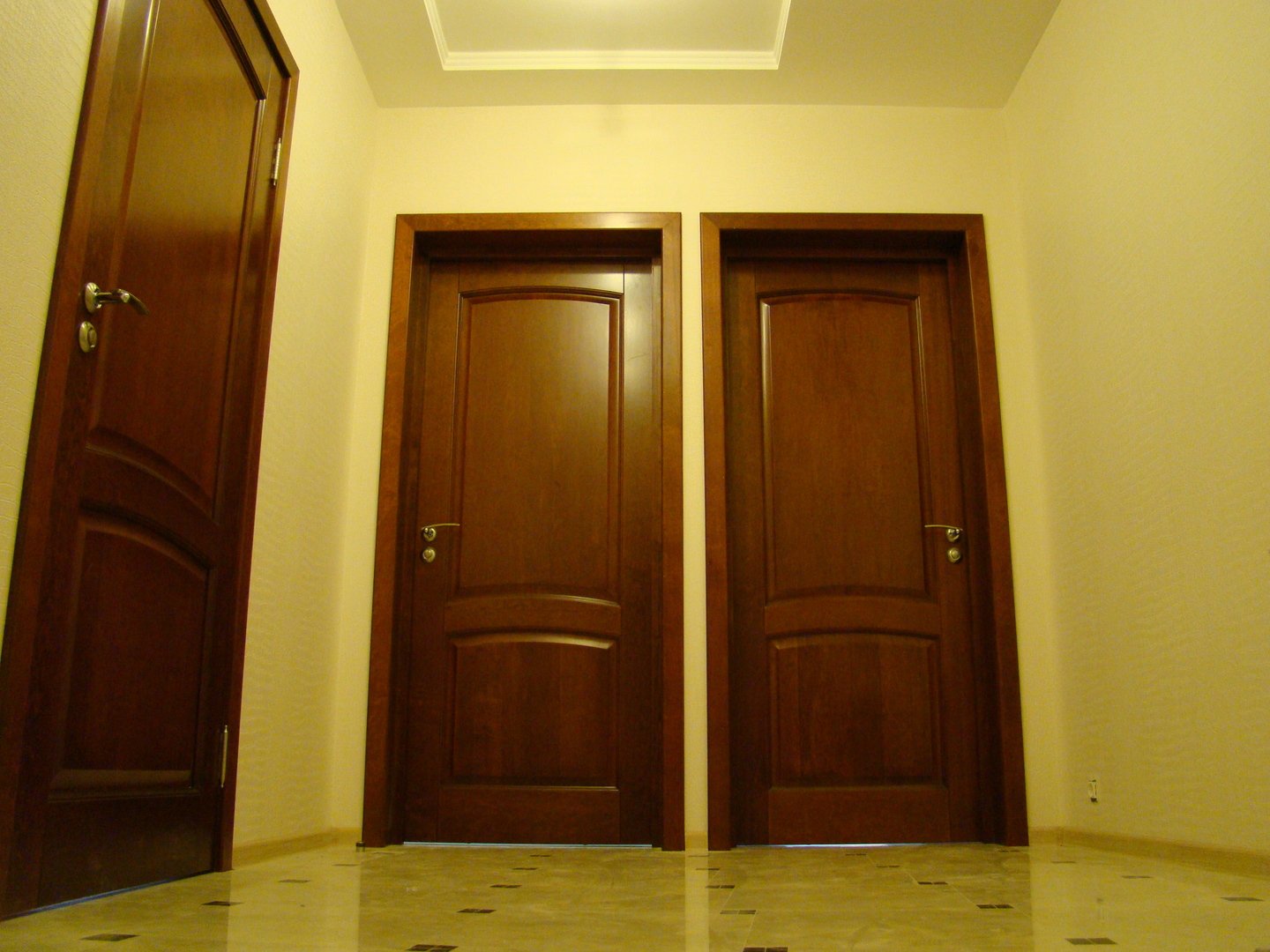 Двери открываются внутрь или наружу. Двери с добором в интерьере. Разные двери в коридоре. Доборы на межкомнатные двери. Разные двери.
