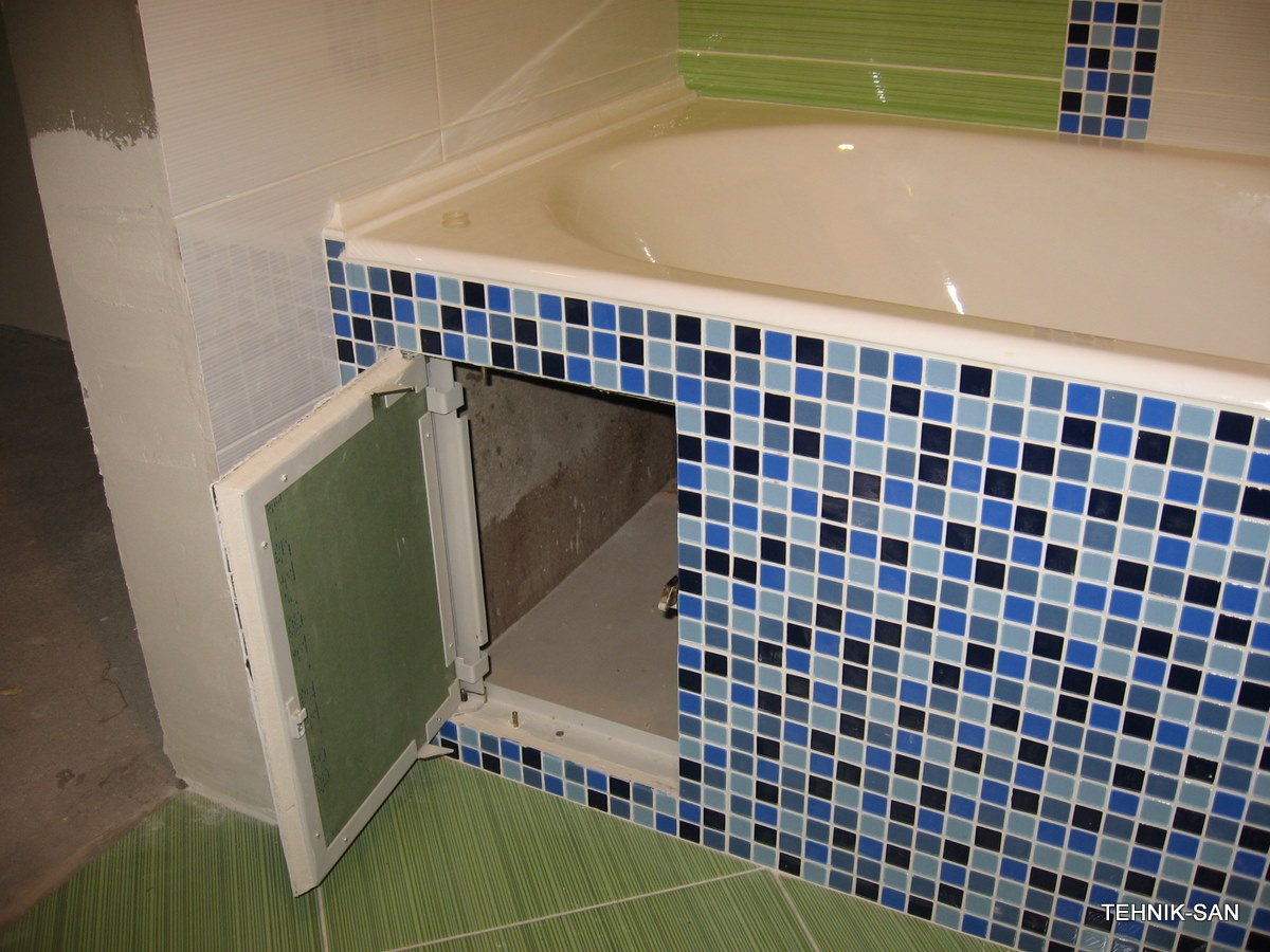 Вырез в ванной. Экран под ванну из плитки. Экран для ванны из плитки. Ванная экран из плитки. Экран под ванну из мозаики.