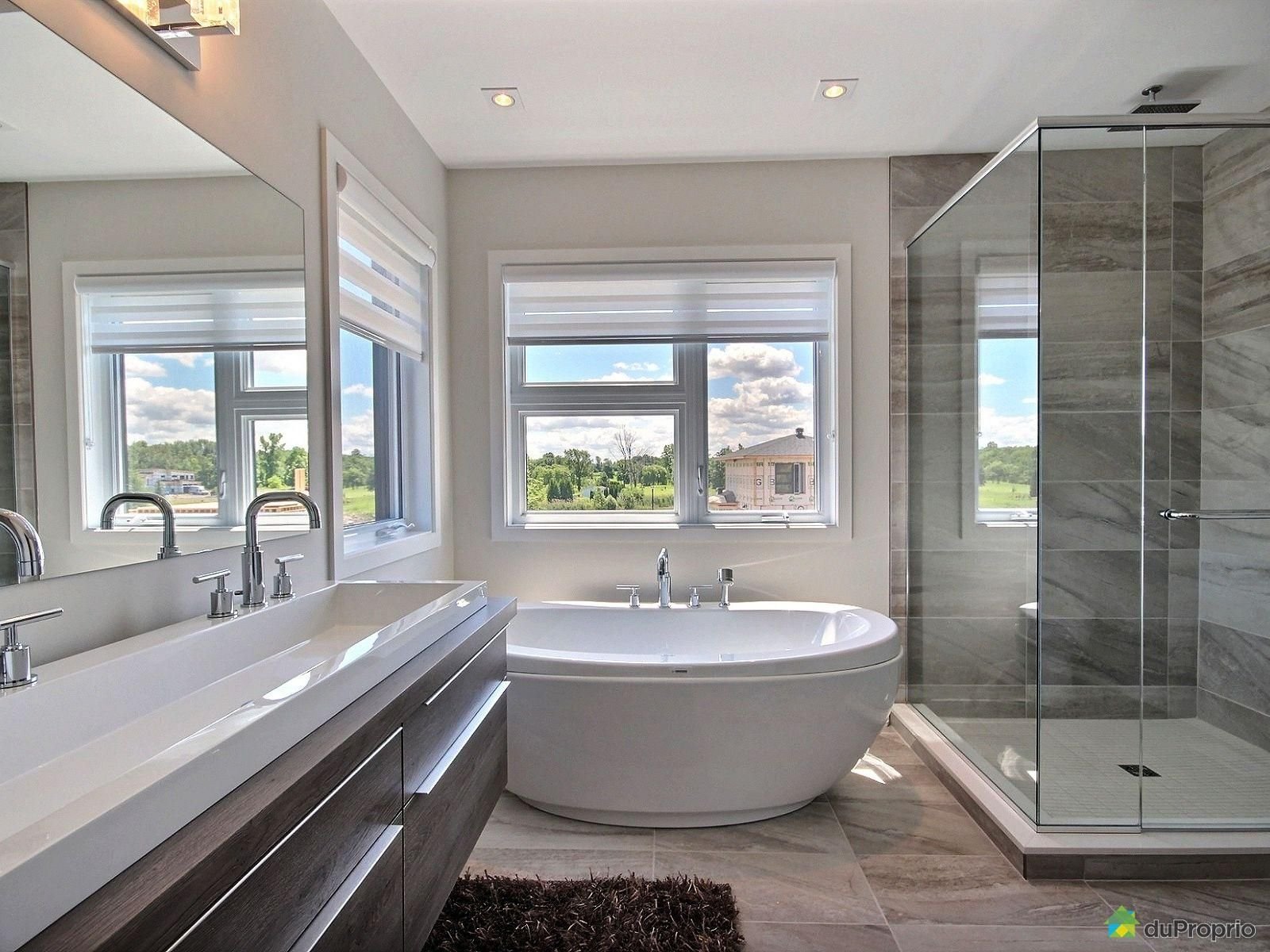 Ванна с большим окном. Ванная комната с большим окном. Ванная с большими окнами. Ванная с окном. Стильная ванная с окном.