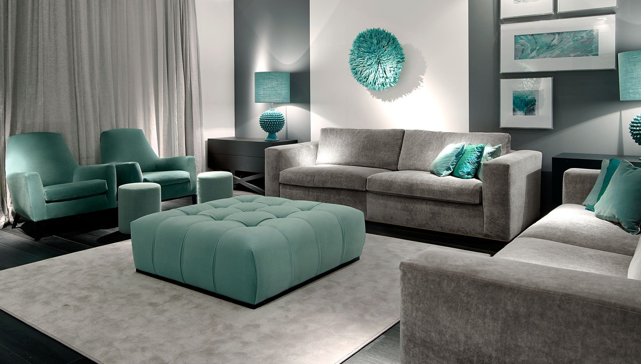 Изумрудно серый цвет. Диван изумрудного цвета в интерьере. Бирюзовый диван в интерьере. Серый диван с бирюзовыми подушками. Гостиная с изумрудным диваном.