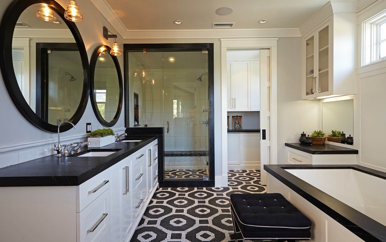 Двери кухня ванная. Ванная комната буквой г. Кухня и ванная в одном стиле. Черно-белая ванная комната. Ванная комната с черной столешницей.