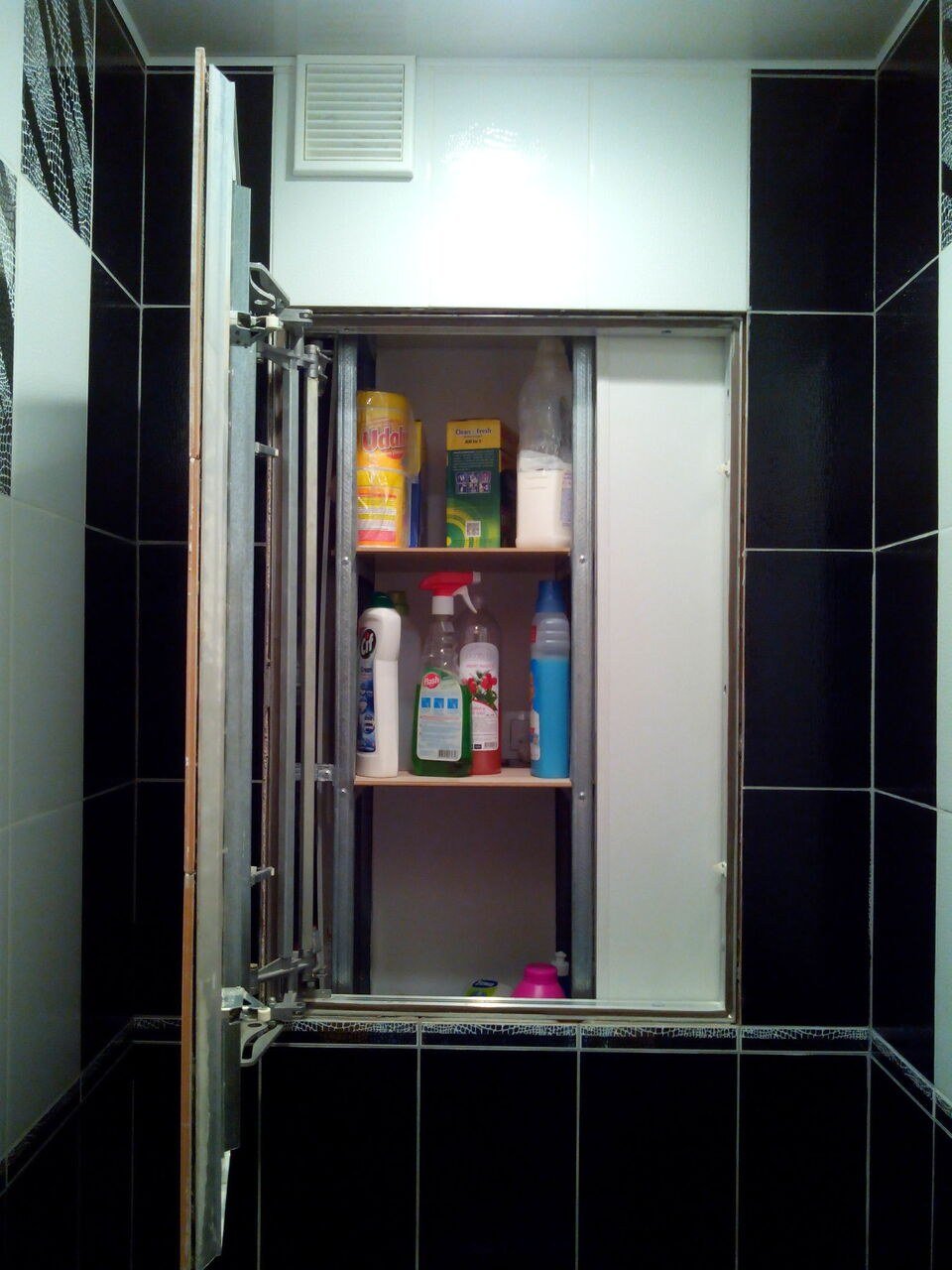 Угловой люк. Потайной шкаф в ванной. Полочки в сантехническом шкафу. Потайной шкафчик в ванную. Сантехнический шкаф с полками в ванной.