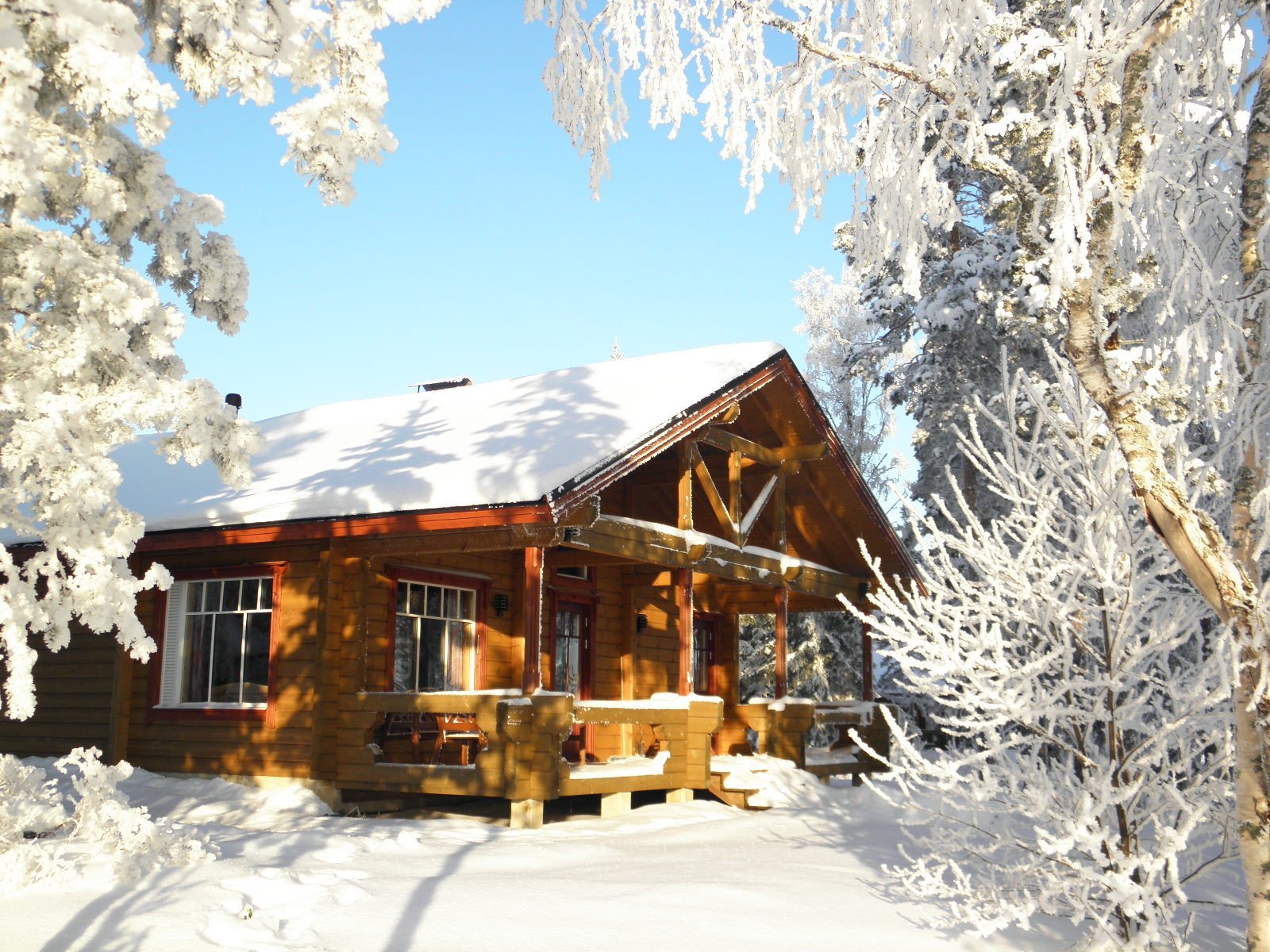 Деревянный дом снег. Зимний дом. Зимний дачный домик. Зимний коттедж. Дом в зимнем лесу.