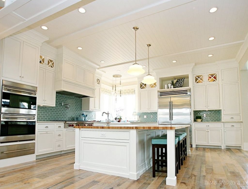 Фартук до потолка. Белая кухня под потолок. Плитка на кухне до потолка. Кафель до потолка на кухне. Кухня до потолка.