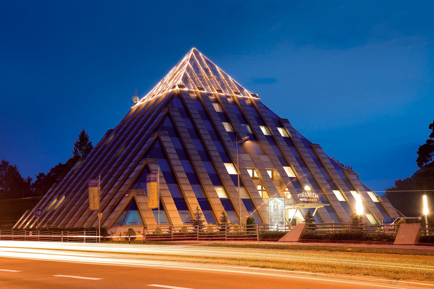 Виды пирамид архитектурные. Рига Курортная зона пирамида. Отель «пирамида», Тыхы. Пирамида Индианаполис. Перевёрнутая пирамида Аризона США.