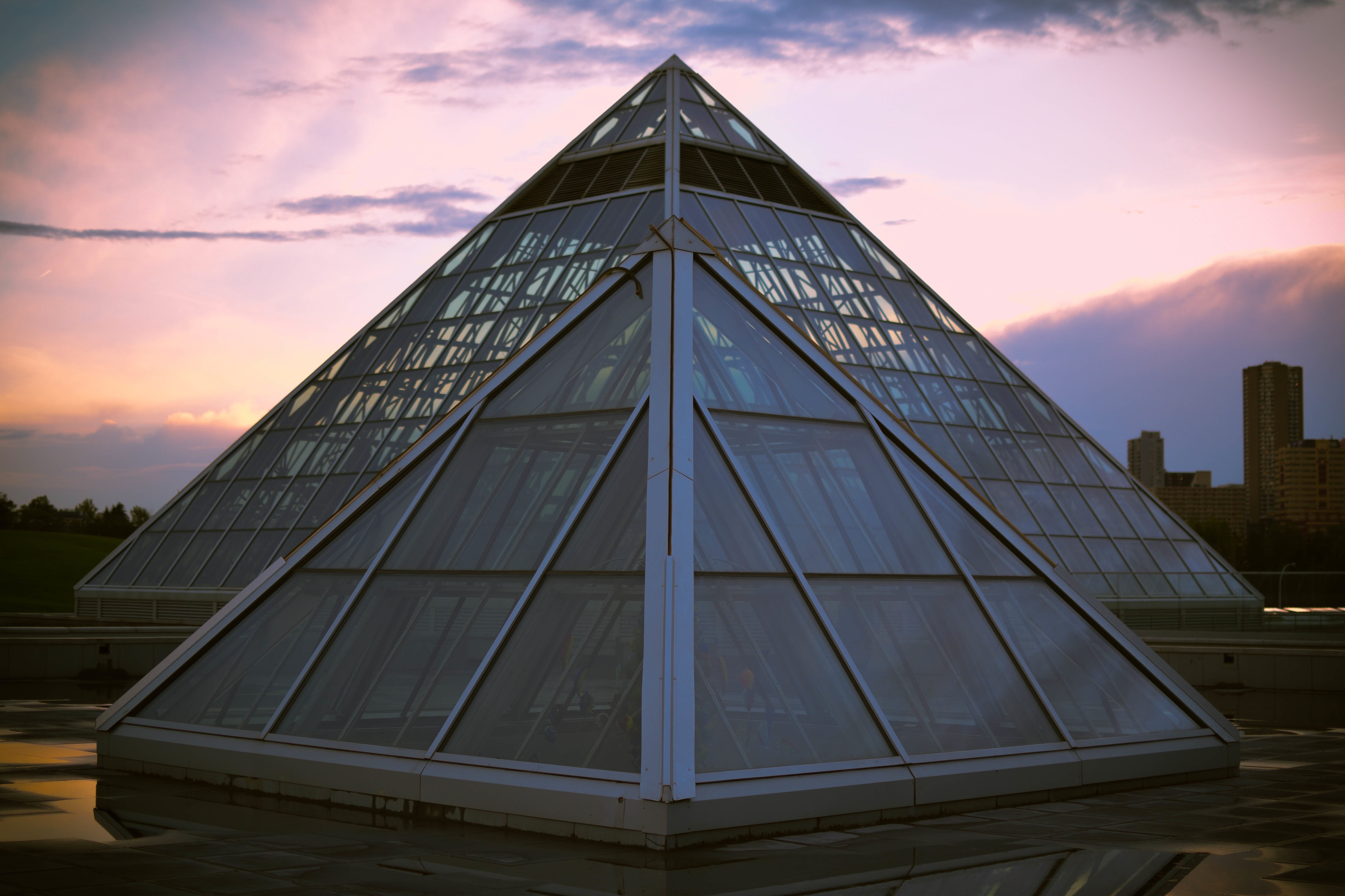 Виды пирамид архитектурные. Дом тетраэдр в новом Орлеане. Оранжереи Маттарта (Muttart Conservatory), Эдмонтон. Тетраэдр в архитектуре. Усечённый тетраэдр в архитектуре.