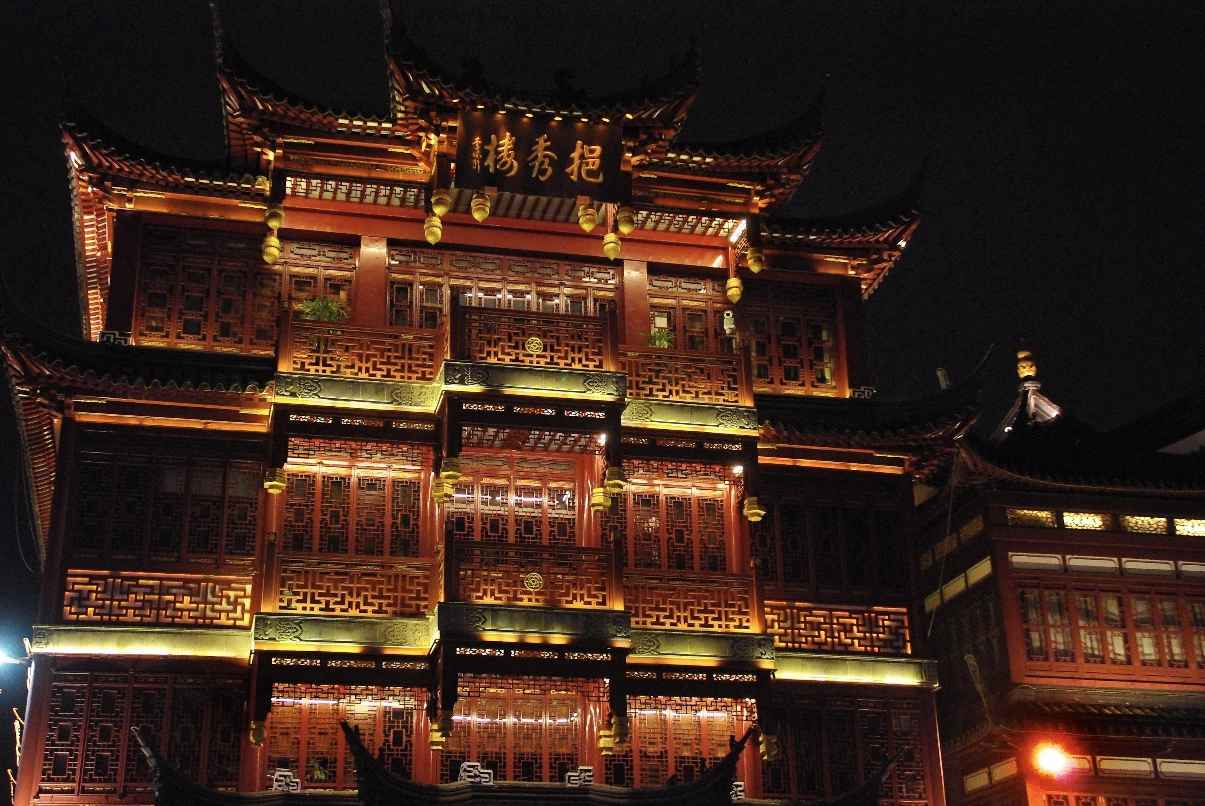 Какой китайский дом. Чайный дворец Шанхай. Шанхай Чайна Таун. Китай архитектура Сучжоу. Императррскийдворец Китай Шанхай.