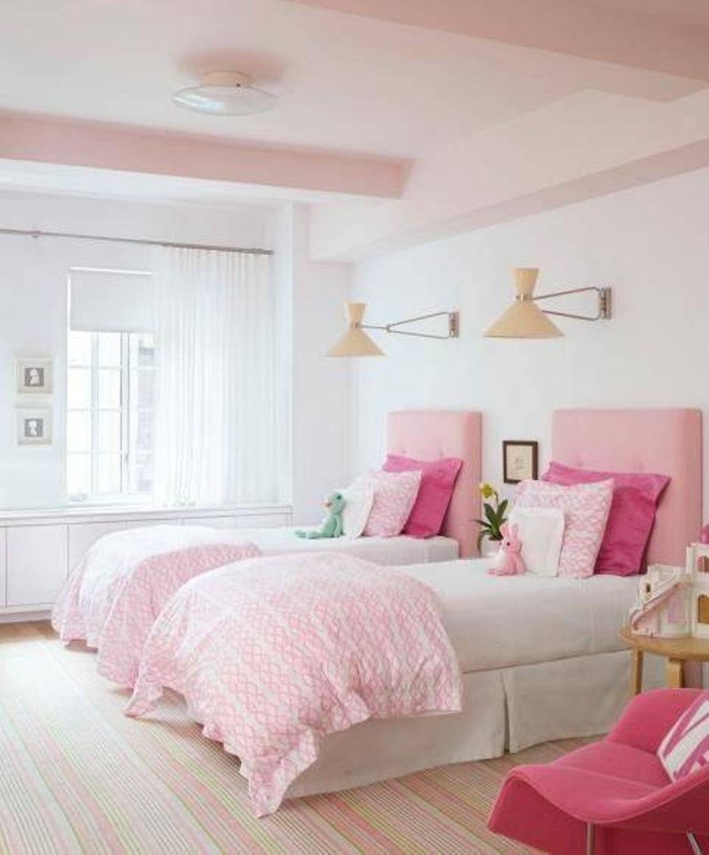 Сочетание цветов бело розовый. Спальня для девочки в розовых тонах. Комната для девушки. Спальня в розовых тонах. Розовые стены в спальне.