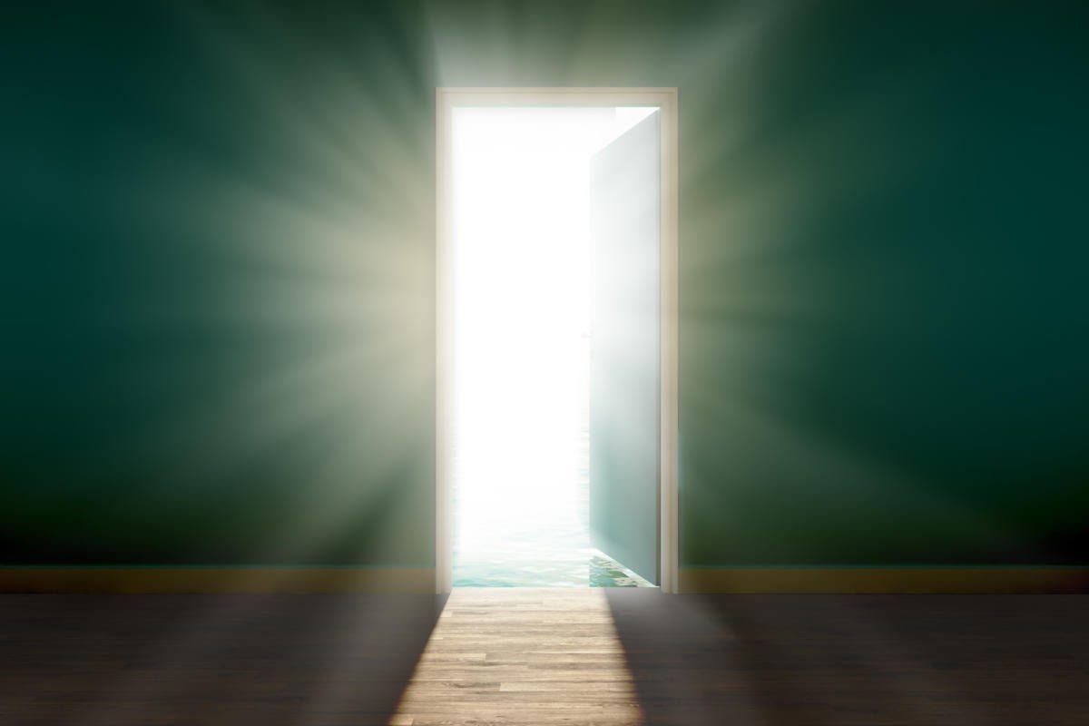 Открытая дверь сверху. Открытая дверь. Свет за дверью. Приоткрытая дверь в комнату. Свет из дверного проема.