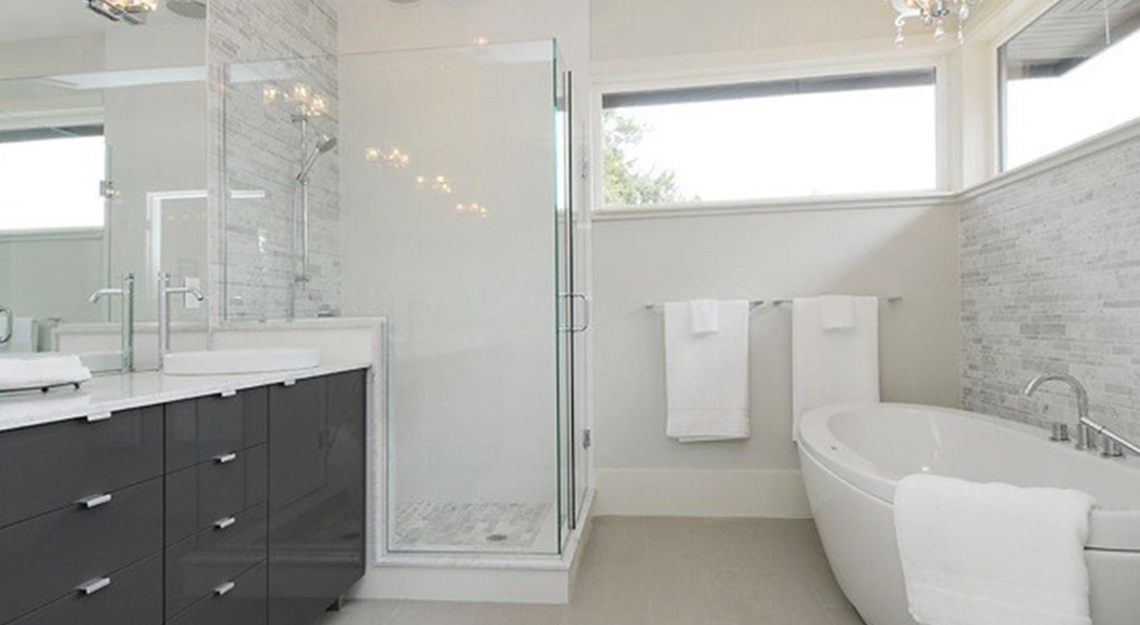 Фото светлых ванных комнат. Светлый интерьер ванной. Современная светлая ванная. Ванная комната в светлых тонах. Ванна в современном стиле в светлых тонах.