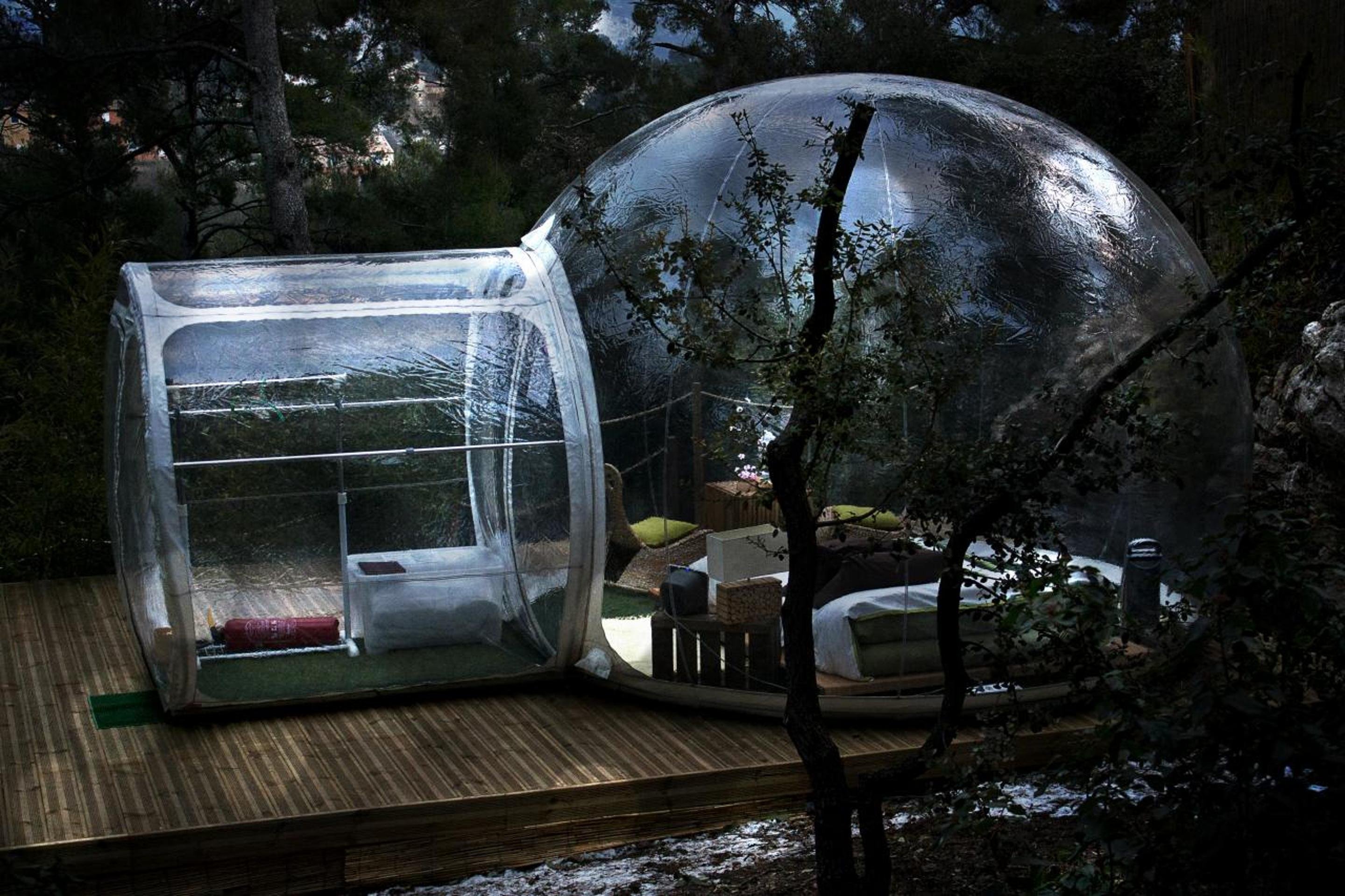 Отели в шаре. Отель Attrap'reves, Франция. Отель Attrap'reves прозрачный "Bubble" Dome. Стеклянные домики в лесу. Домик прозрачный купол.
