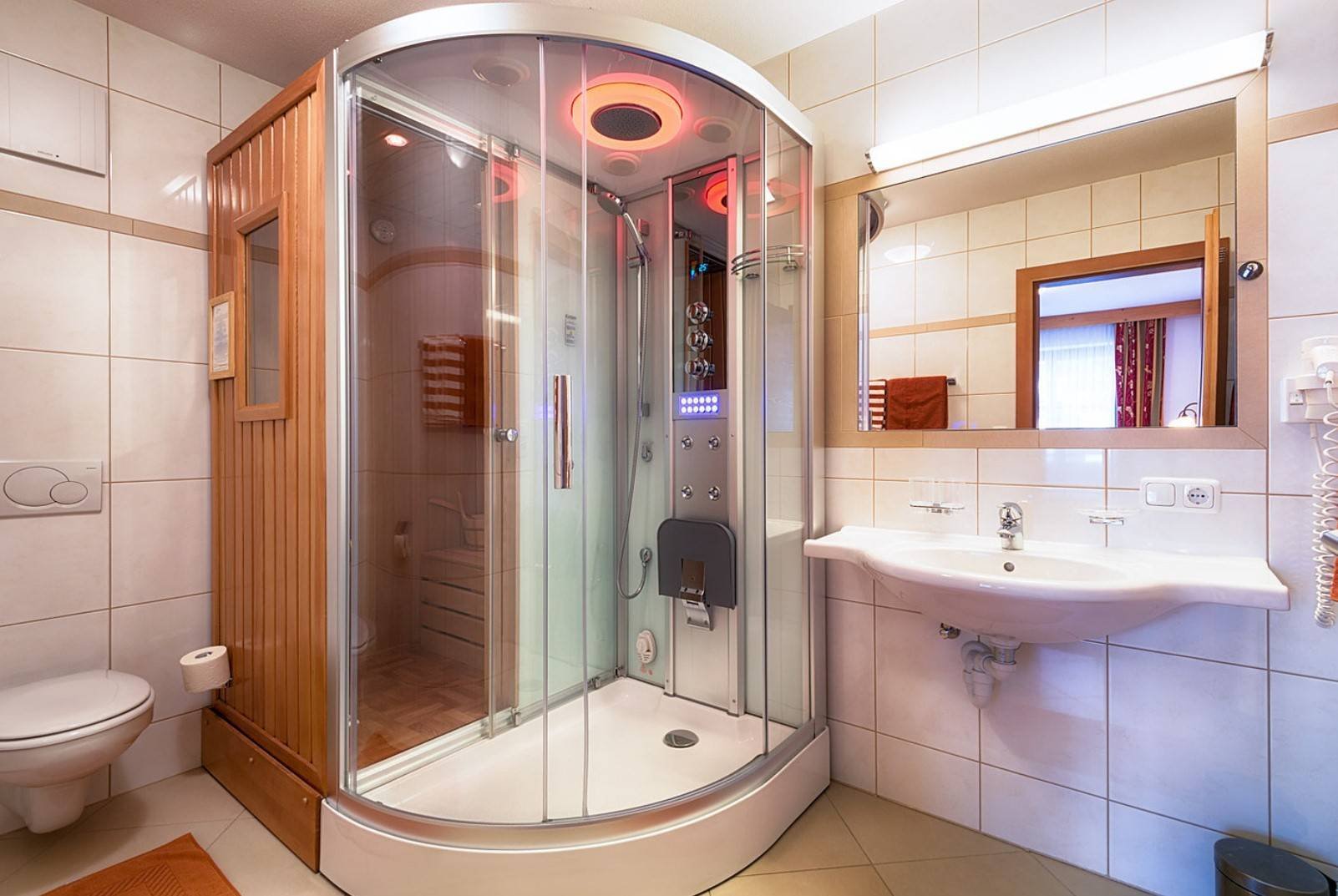 Дизайн ванной комнаты 2024 с душевой. Ванна 2x2 с душевой кабинкой. Маленькая ванная с душевой кабиной. Malenkaia vannaia komnata s dushevoi kabinoi. Ванная комната с душевой кабинкой.