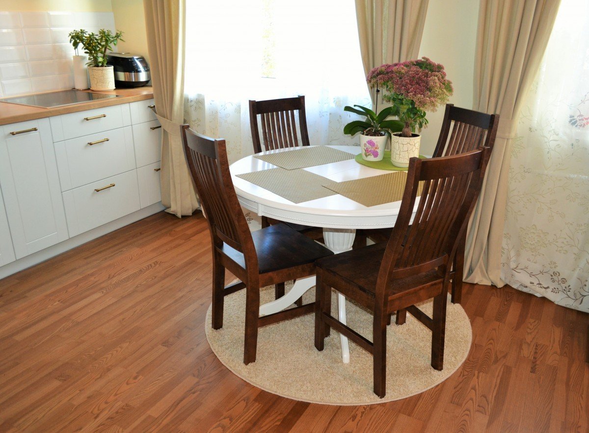 Стол кухонный коричневый. Стол на кухню. Круглый обеденный стол в интерьере. Круглый стол в интерьере кухни. Круглый кухонный стол в интерьере.