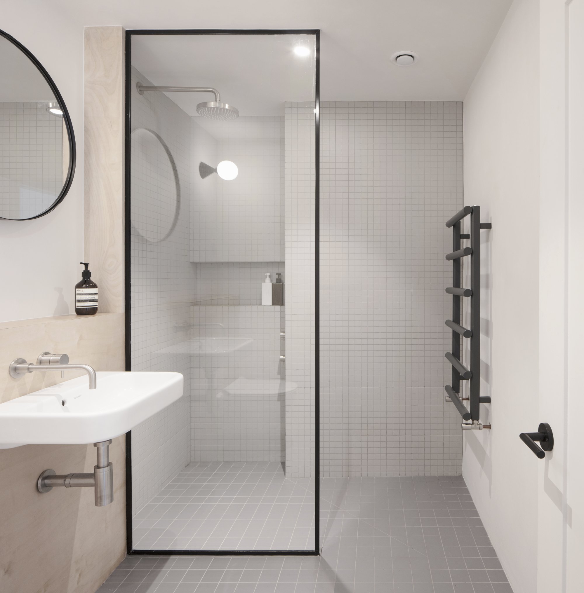 Дизайн ванной комнаты 2024 с душевой. Маленткая ванеая с дешеврй. Маленькая ванная с душевой. Маленькая ванная с душевой кабиной. Маленькая ванная комната с душевой кабиной.