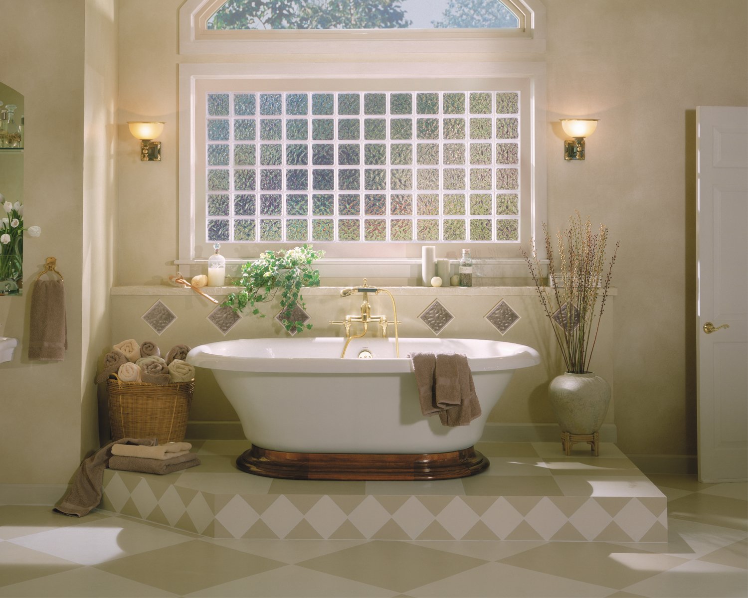 Для чего окно в ванной в хрущевке. Окно в ванной. Декоративное окно в ванной комнате. Вертикальное окно в ванной. Фальшокно в ванной.