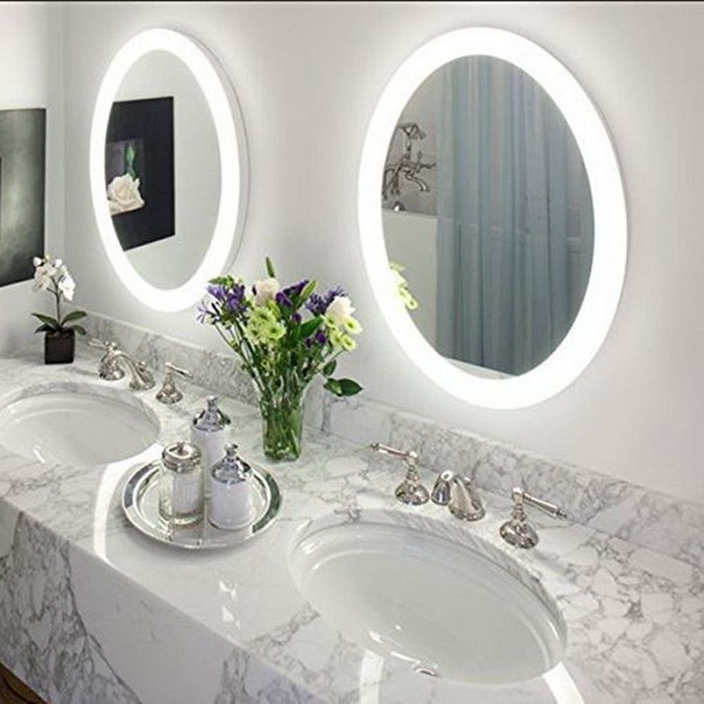 Большое зеркало в ванной над раковиной