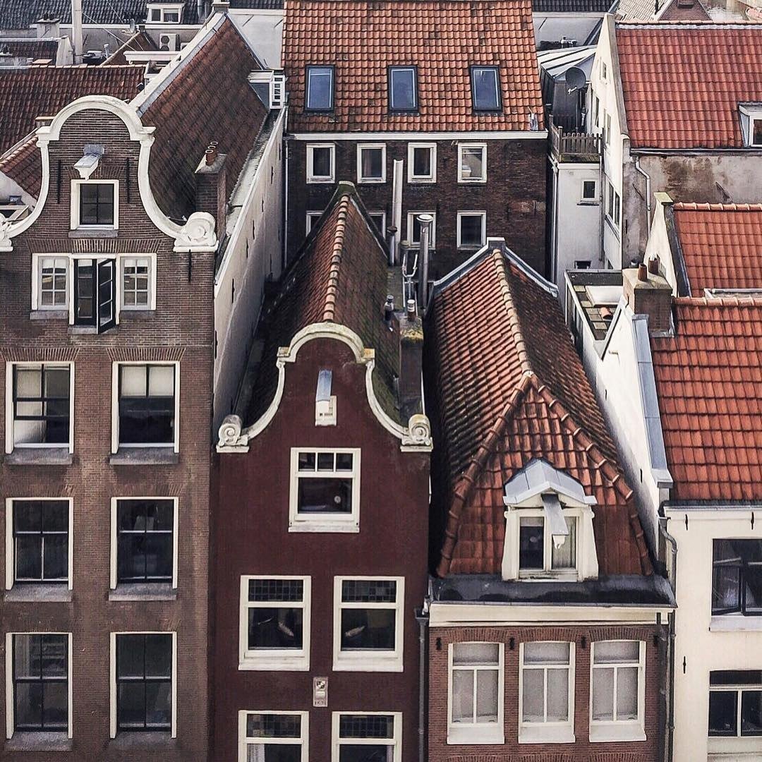Голландский дом отзывы. Амстердам архитектура Нидерланды. Голландская архитектура Амстердама. Ганзейский стиль Амстердам. Амстердам голландские домики.