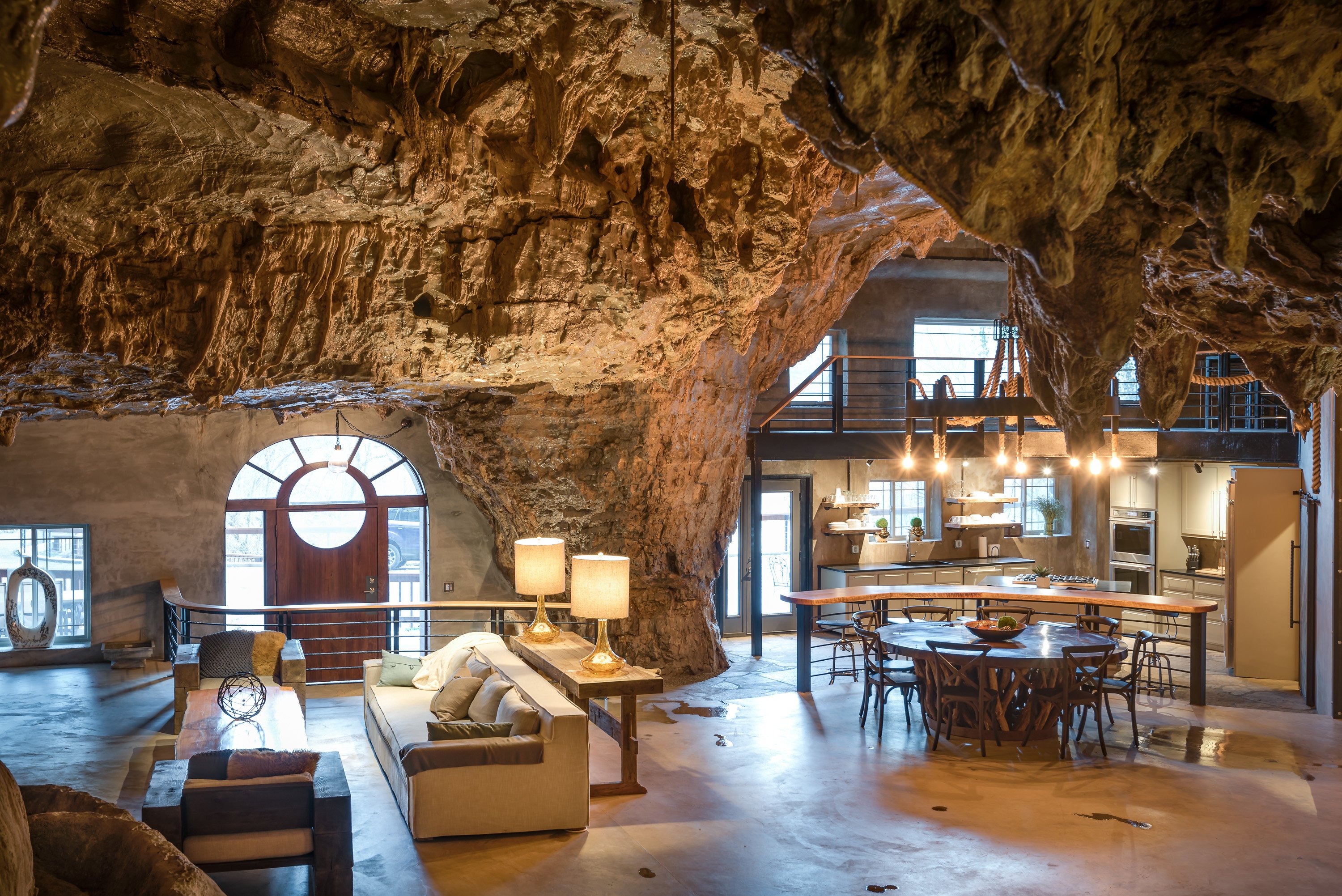 Cave home. Гостиница Beckham Creek Cave Lodge. Beckham Creek Cave Lodge, США, Арканзас. Пещерный дворец Cave Palace Ranch, Юта, США. Дом в пещере.