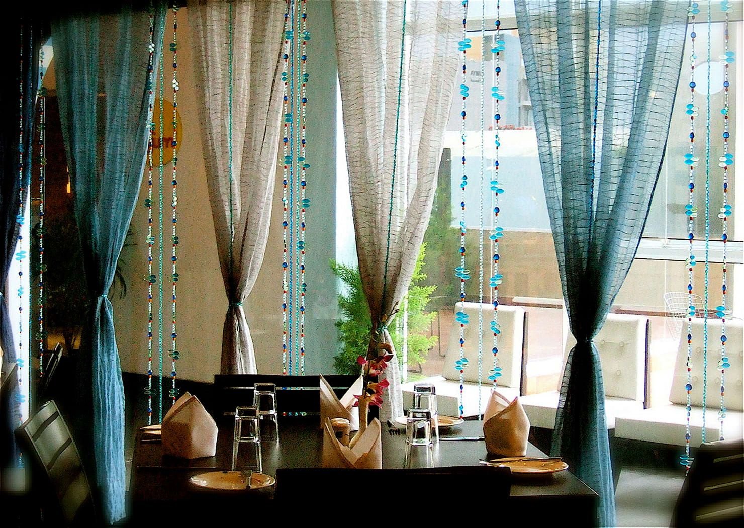 Украсить занавески. Шторы кафешки. Декоративные занавески на окна. Необычные шторы. Креативные шторы.