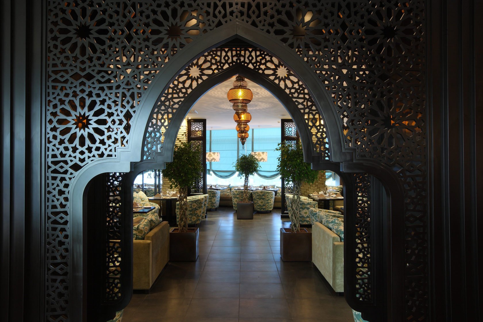 Великий стена узбек. Стрельчатые арки Восточный интерьер. Мавританская архитектура Марокко. Стиль Марокко в интерьере ресторана. Кафе в стиле Марокко.