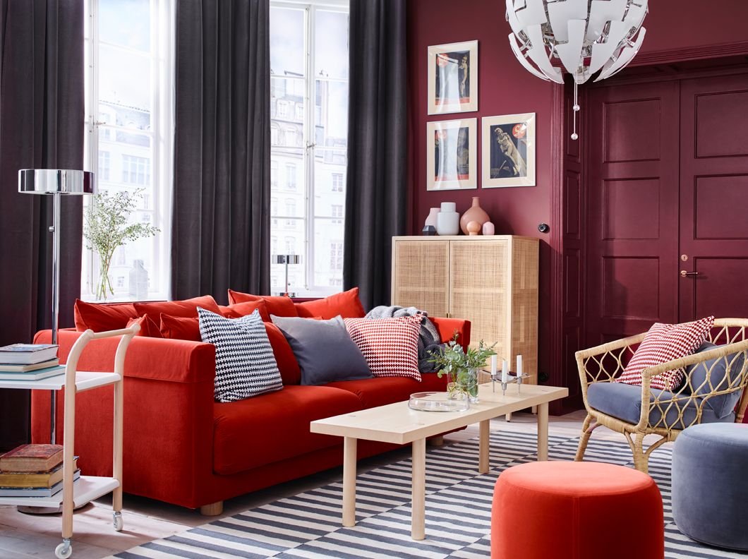Дизайн с красным диваном гостиной