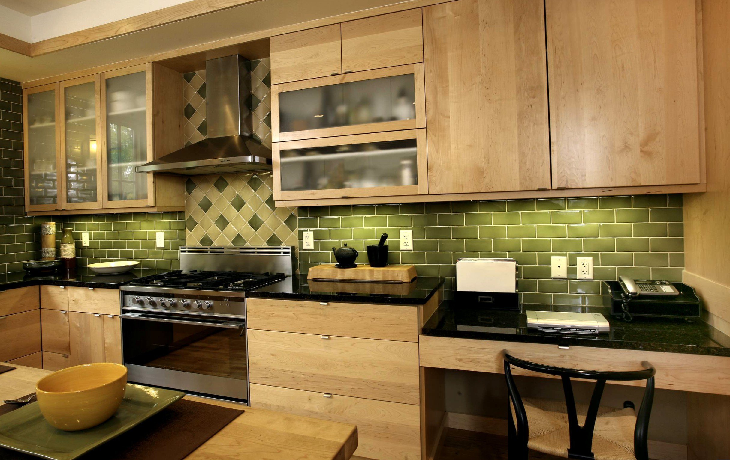 Закрытый фартук на кухне. Фартук для кухни из плитки. Кухня с зеленым фартуком. Кухня с зеленым фартуком из плитки. Зеленая плитка на кухне.