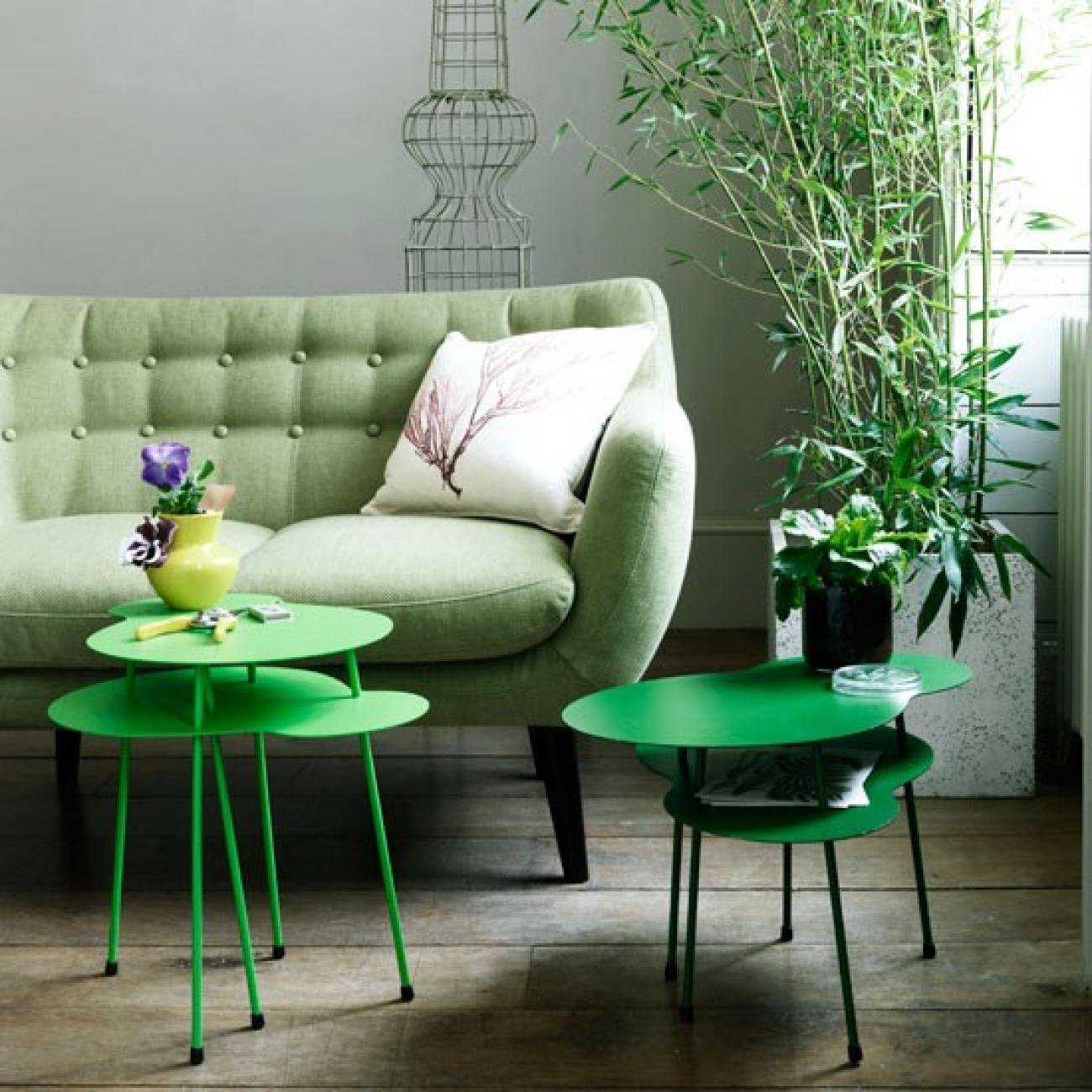 Сочетание серого и зеленого цвета. Салатовый диван в интерьере. Зеленый диван в интерьере. Зеленый цвет в интерьере. Интерьер в зеленых тонах.