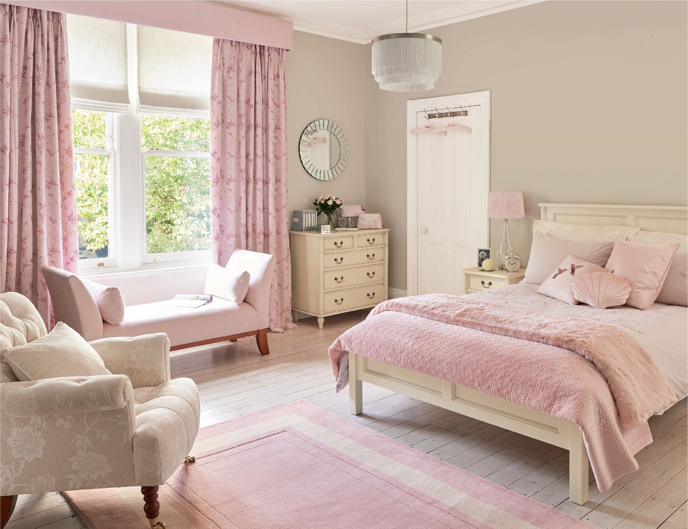 Спальня в розовых тонах. Женская комната. Бежево розовая спальня.