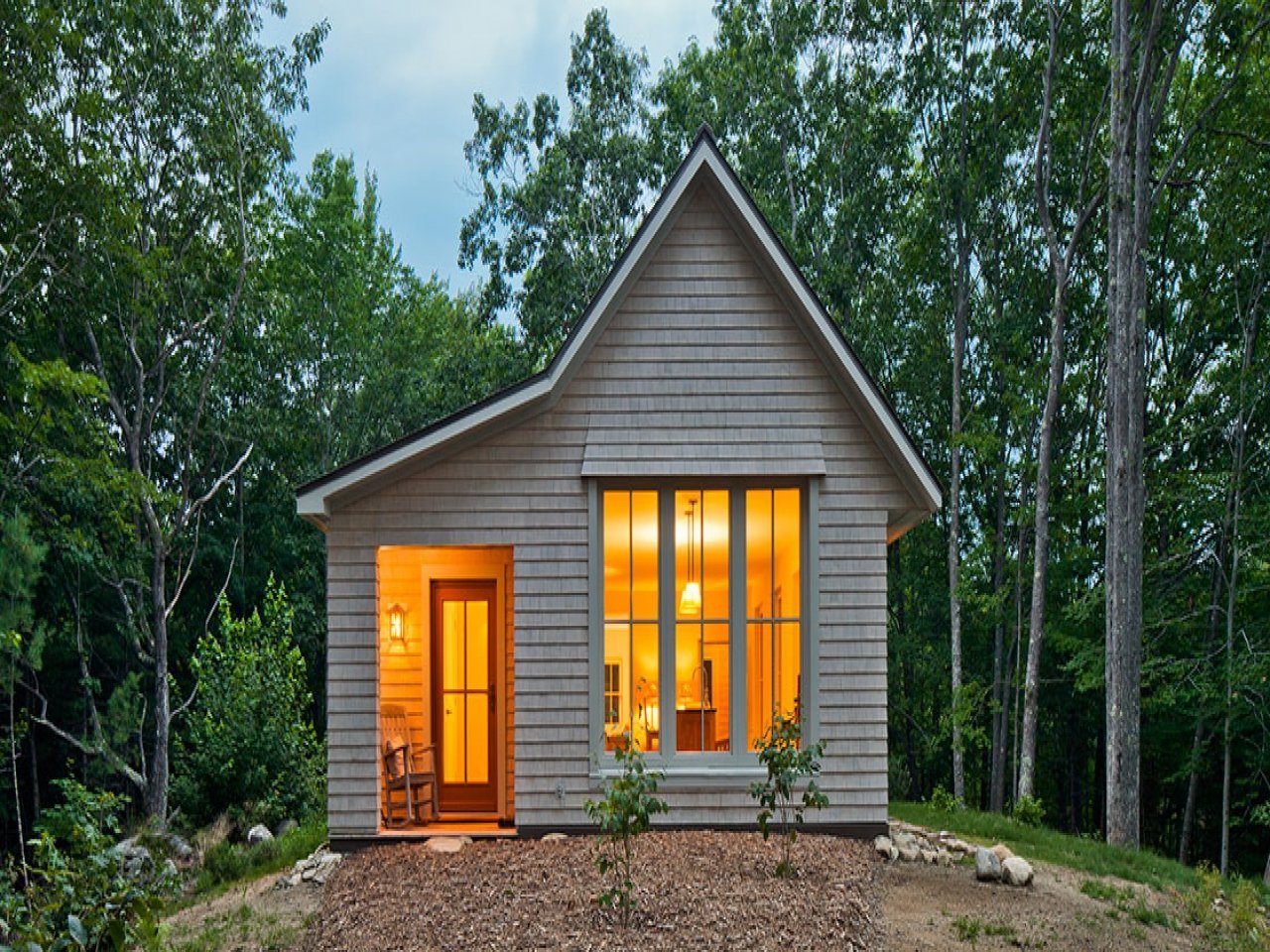 Садовый домик. Маленький домик. Небольшой деревянный домик. Маленький двухэтажный домик. Небольшой загородный домик.