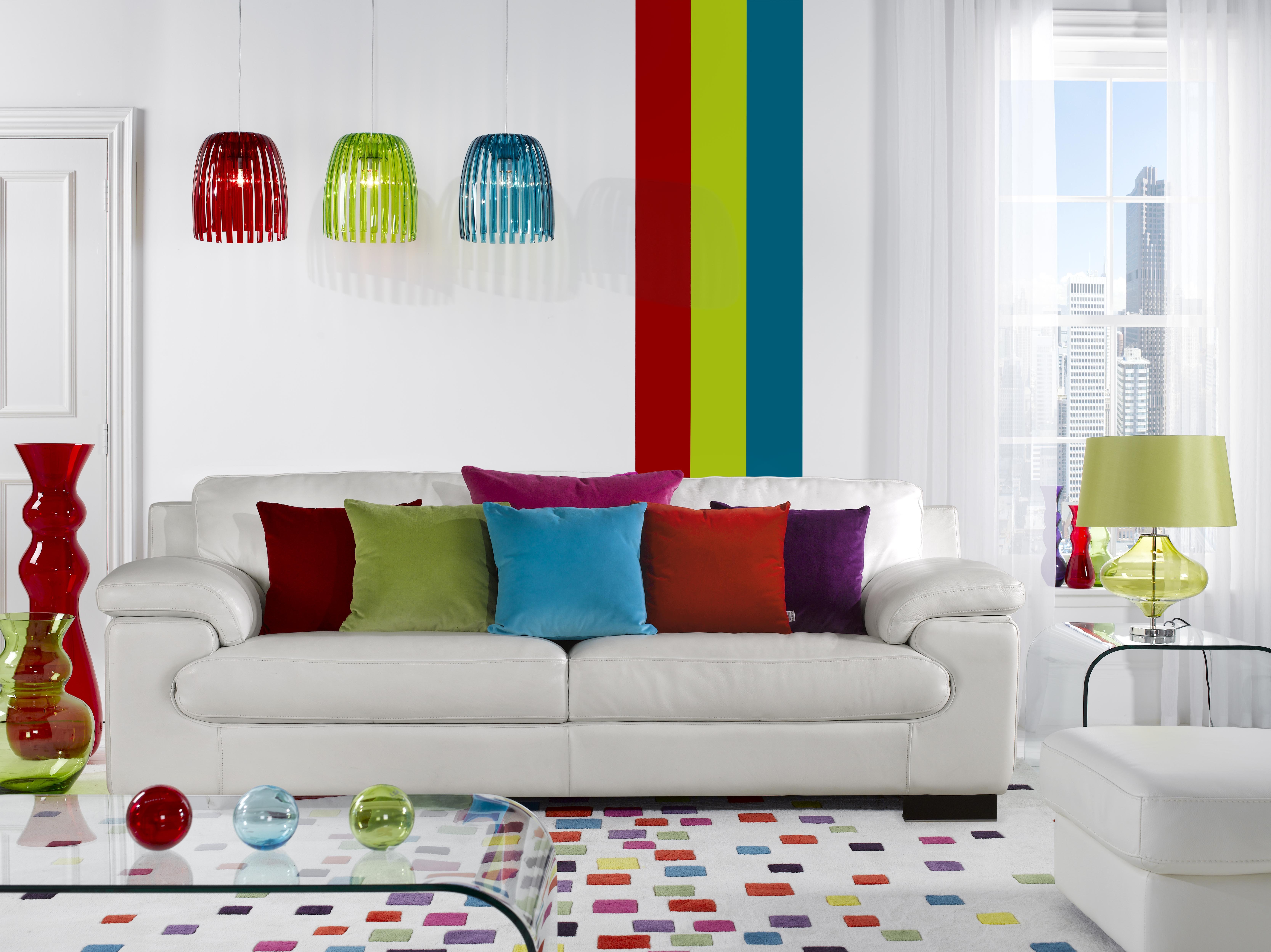 Квартира цветной. Цветные акценты в интерьере. Яркий диван в интерьере. Контрастные цвета в интерьере. Яркие стены в интерьере.