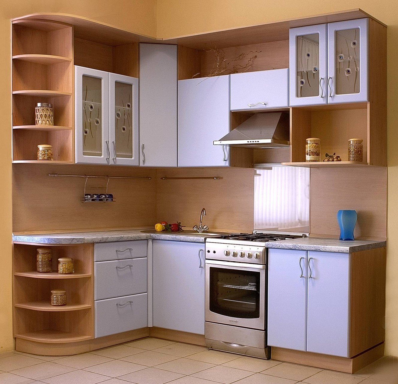 Кухонный угловой готовый. Кухонные гарнитуры. Кухонный гарнитур для маленькой кухни. Угловые кухни для маленькой кухни. Маленький угловой кухонный гарнитур.