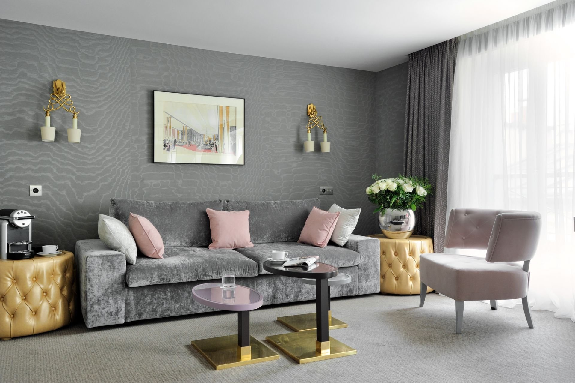 Сочетание цветов в интерьере гостиной серый. Серый диван в интерьере. Серая мебель в интерьере. Цветовые сочетания в интерьере. Интерьер гостиной в сером цвете.