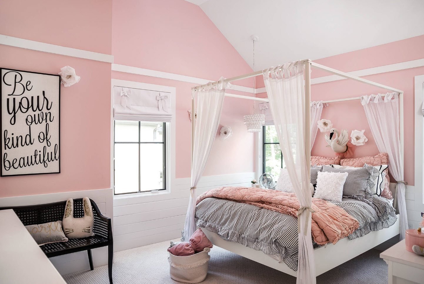 Спальня в розовых тонах. Светлая комната для девочки. Спальня в бело розовых тонах. Спальня для девочки в розовых тонах. Розовая комната для девушки.
