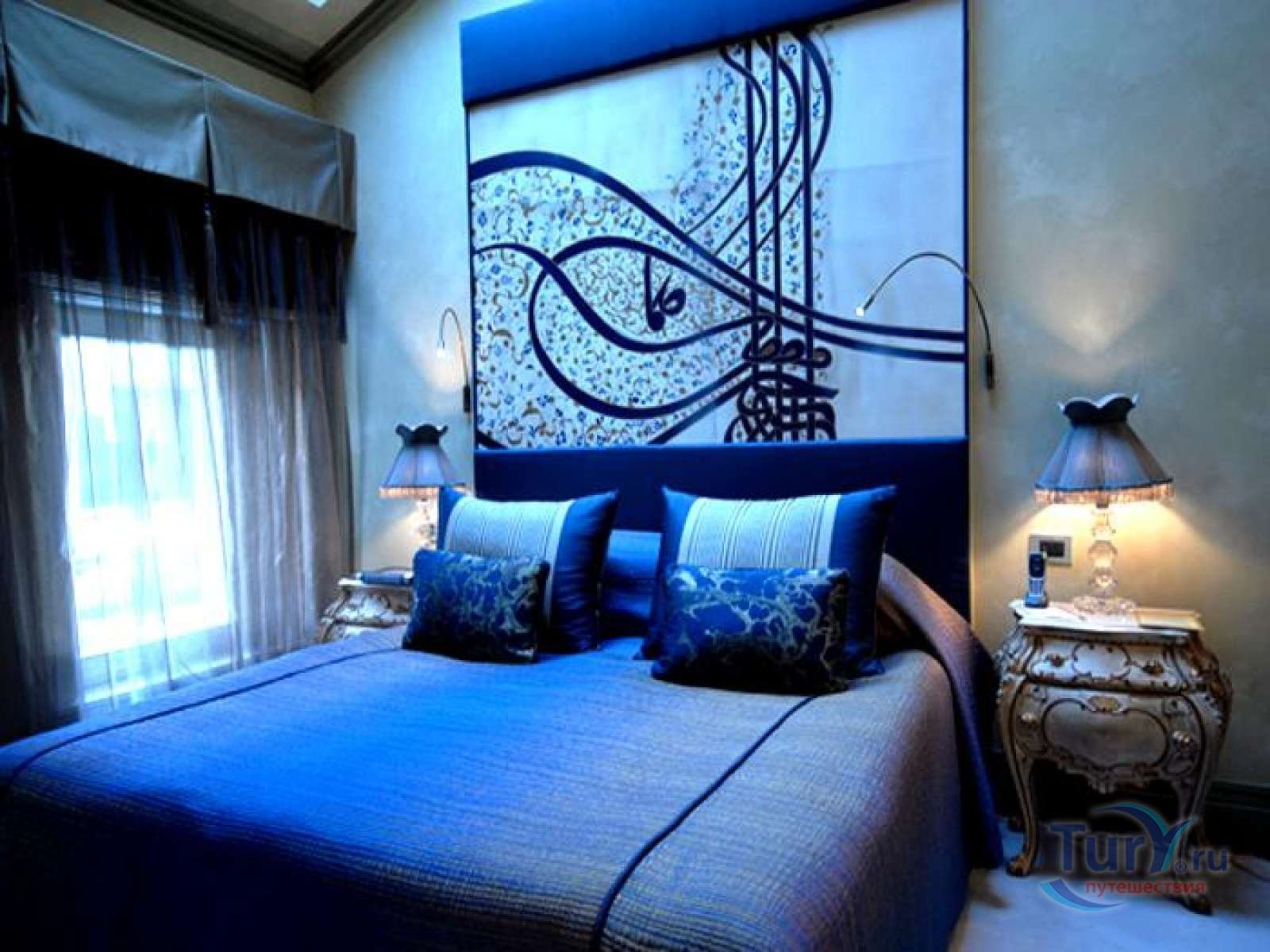 Красивые синие комнаты. Темно синяя спальня. Спальня в синих тонах. Спальня в темно синем цвете. Спальня в синем цвете.