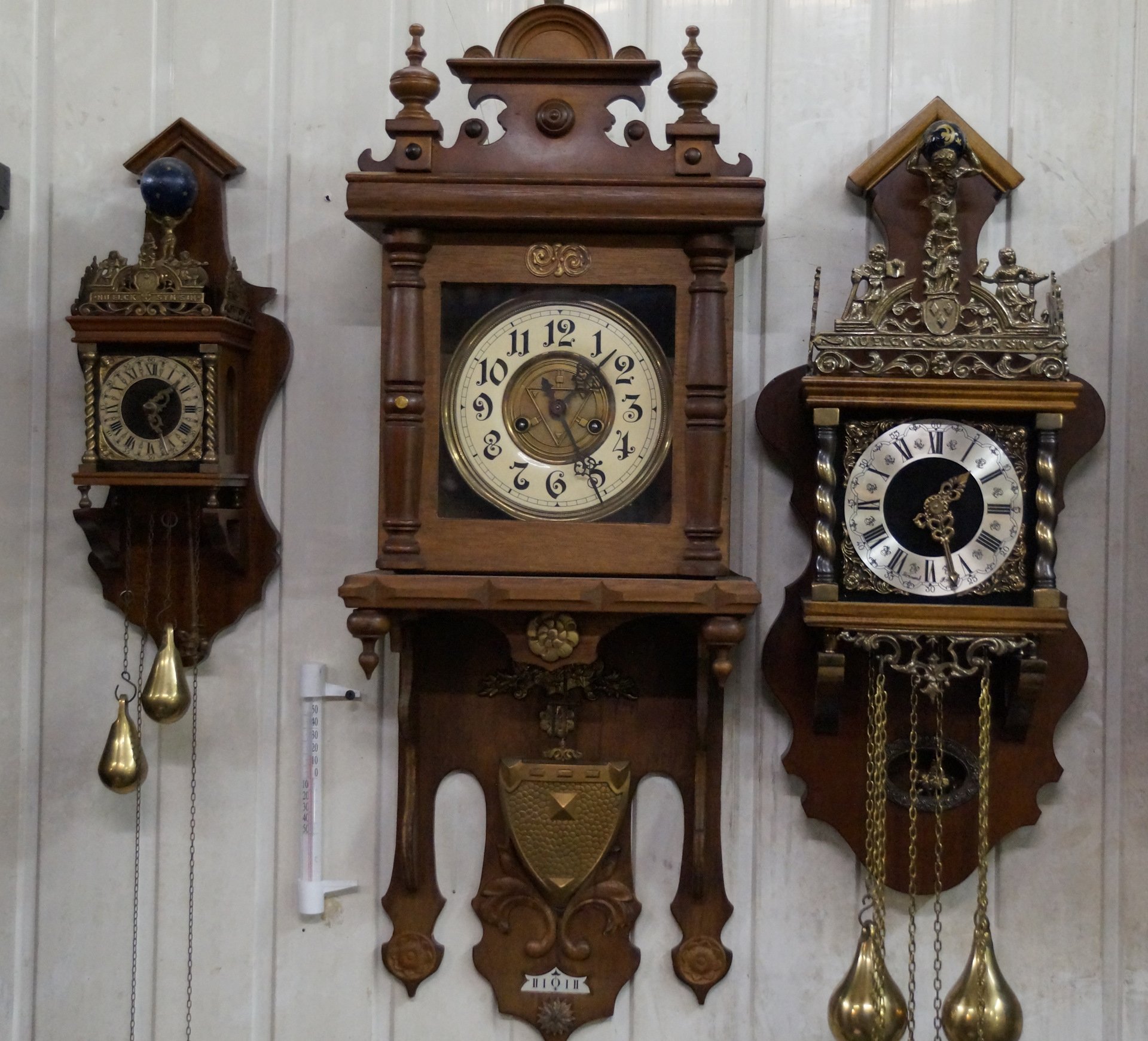 Нужны старые часы. Часы с боем 1891-1893. Старинные часы. Коллекция старинных часов. Механические часы старинные.