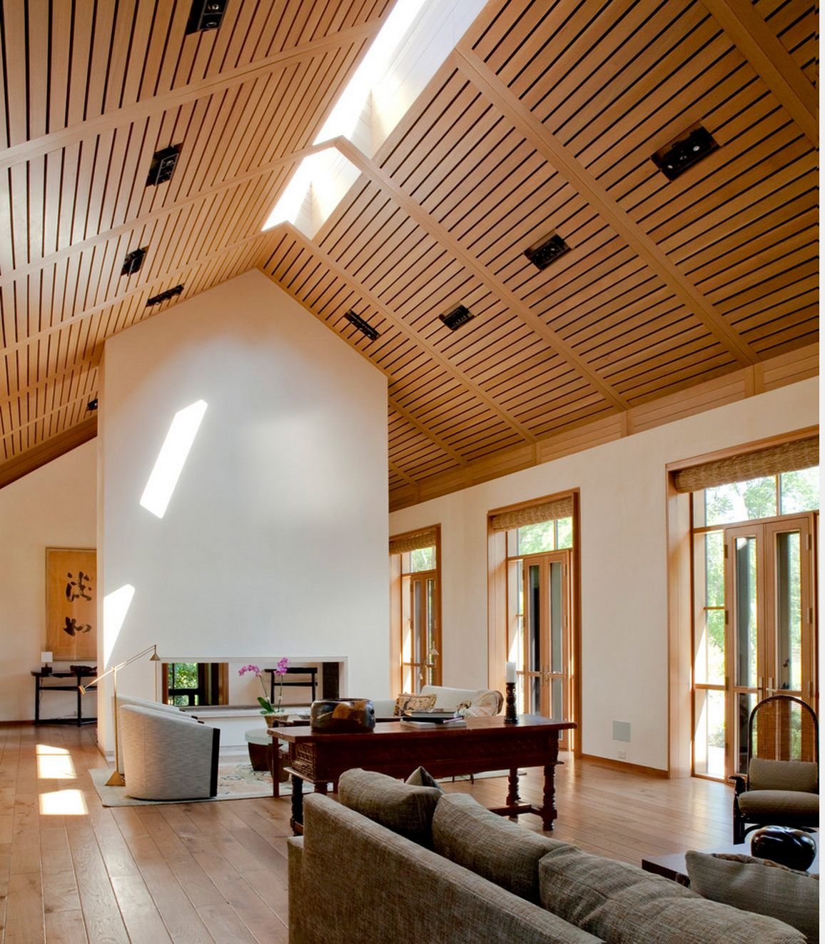 Способы отделки потолка. Дизайнерский потолок из дерева. Потолок дерево. Отделка потолков в частном доме. Деревянный реечный потолок.