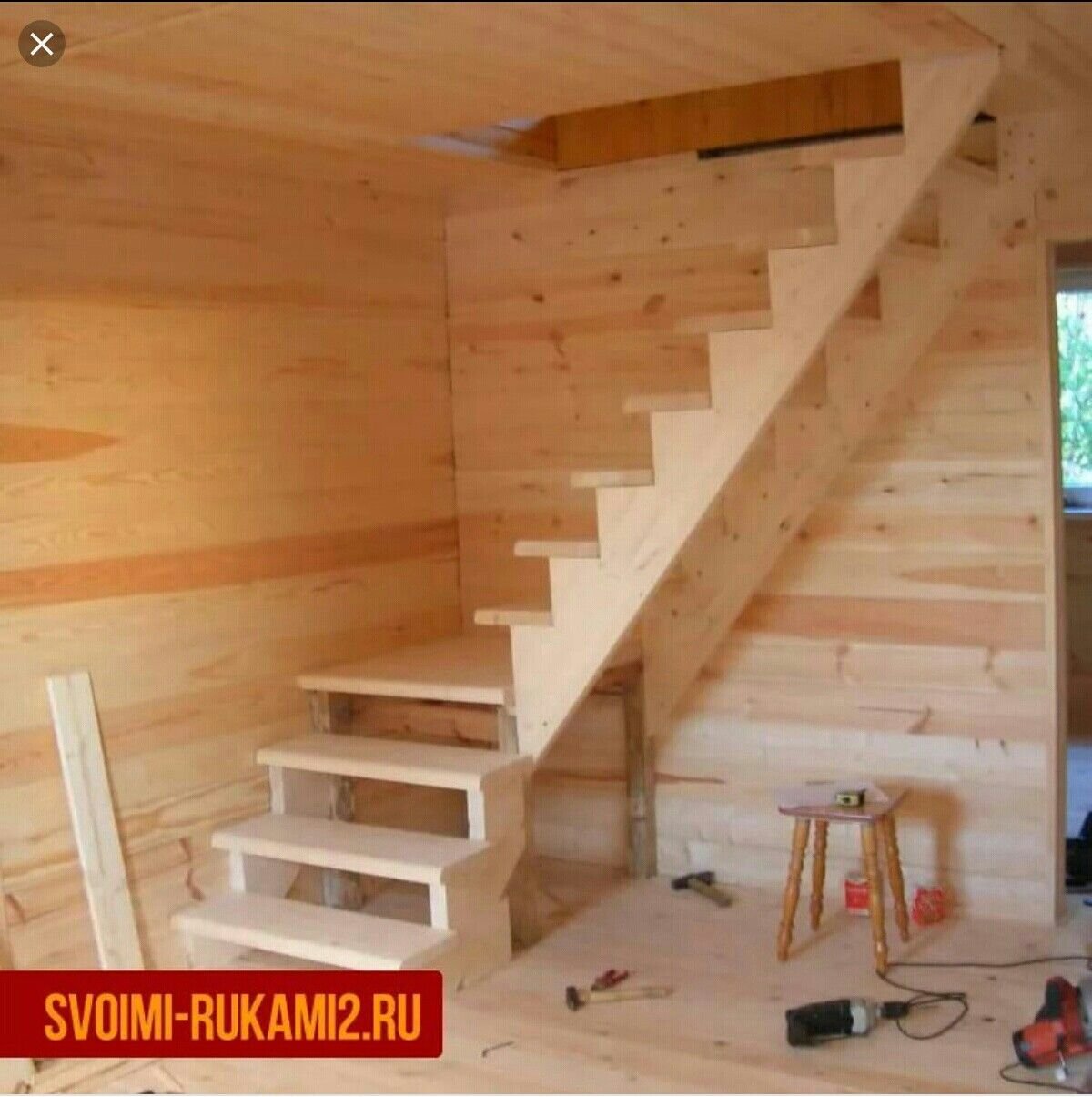 Построить лестницу своими руками. Лестница на второй этаж. Лестница на второй этаж в частном доме. Лестница деревянная на второй этаж. Деревянная лестница на мансардный этаж.