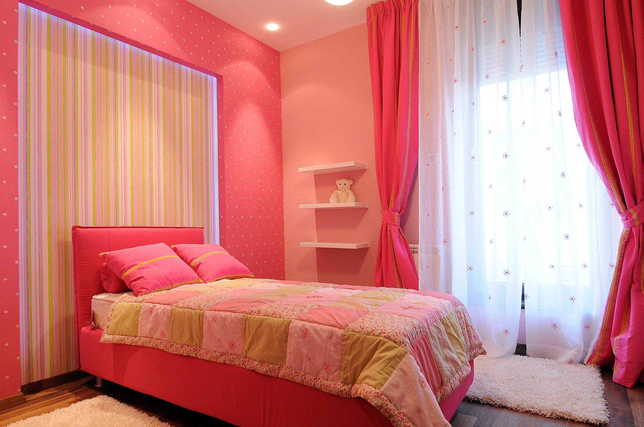 Спальня в розовых тонах. Розовая спальня. Розовые стены в спальне. Шторы в спальню в розовых тонах.