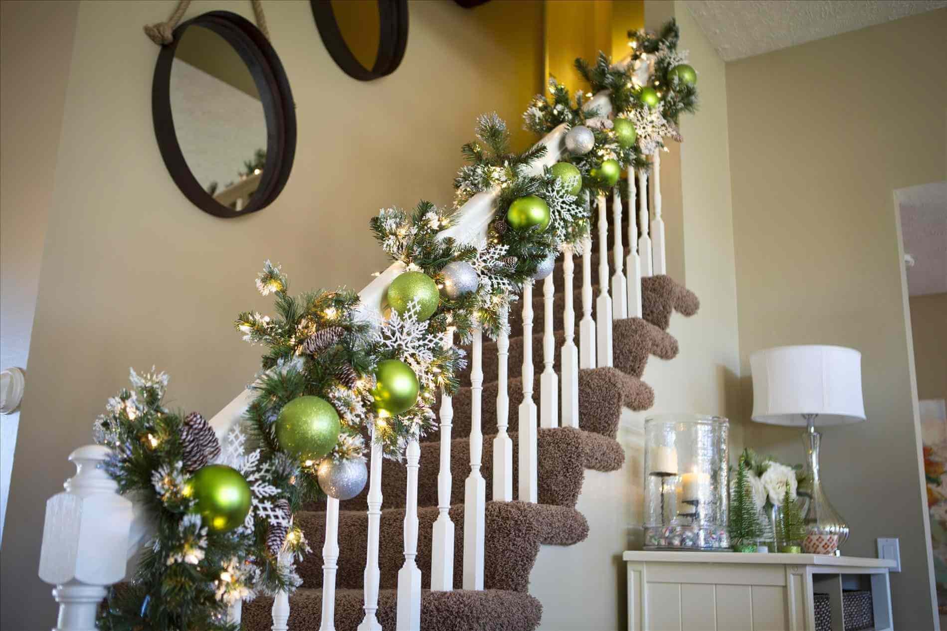 Заметить украсить. Новогодний декор. Новогодние украшения для дома. Украшение лестницы. Новогодний декор лестницы.