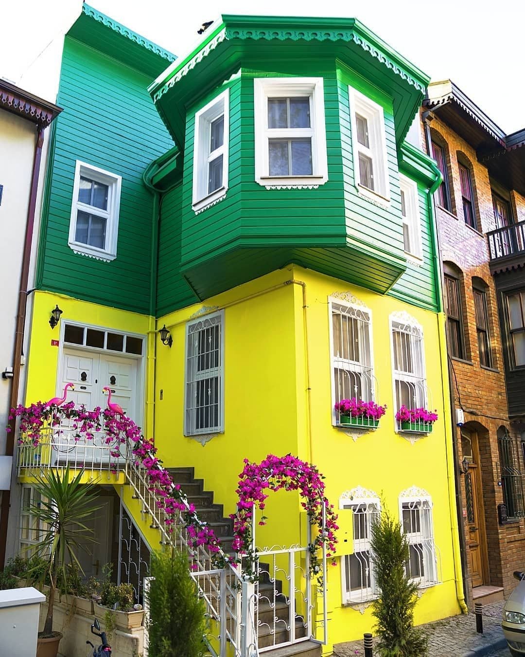 Дом в красочном. Kuzguncuk (Kuzguncuk) Турция. Яркие фасады зданий. Необычные фасады домов. Цветной дом.