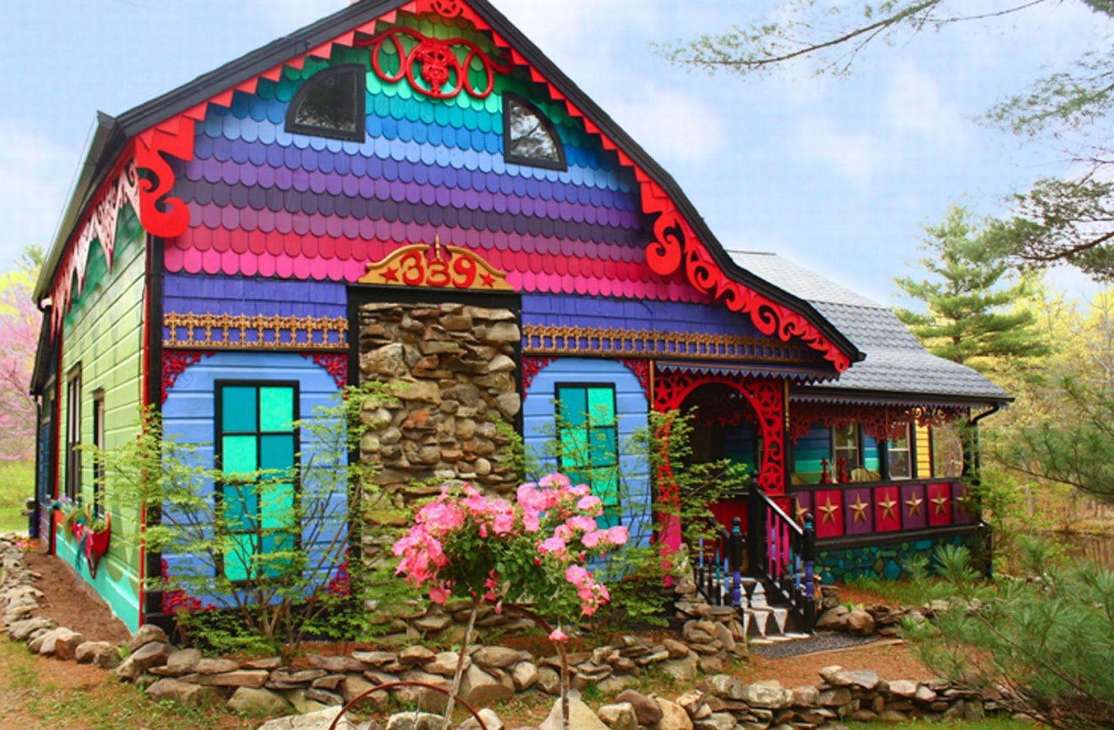 Дом в красочном. Яркие фасады домов. Разноцветный дом. Разноцветные фасады домов. Разноцветные домики.