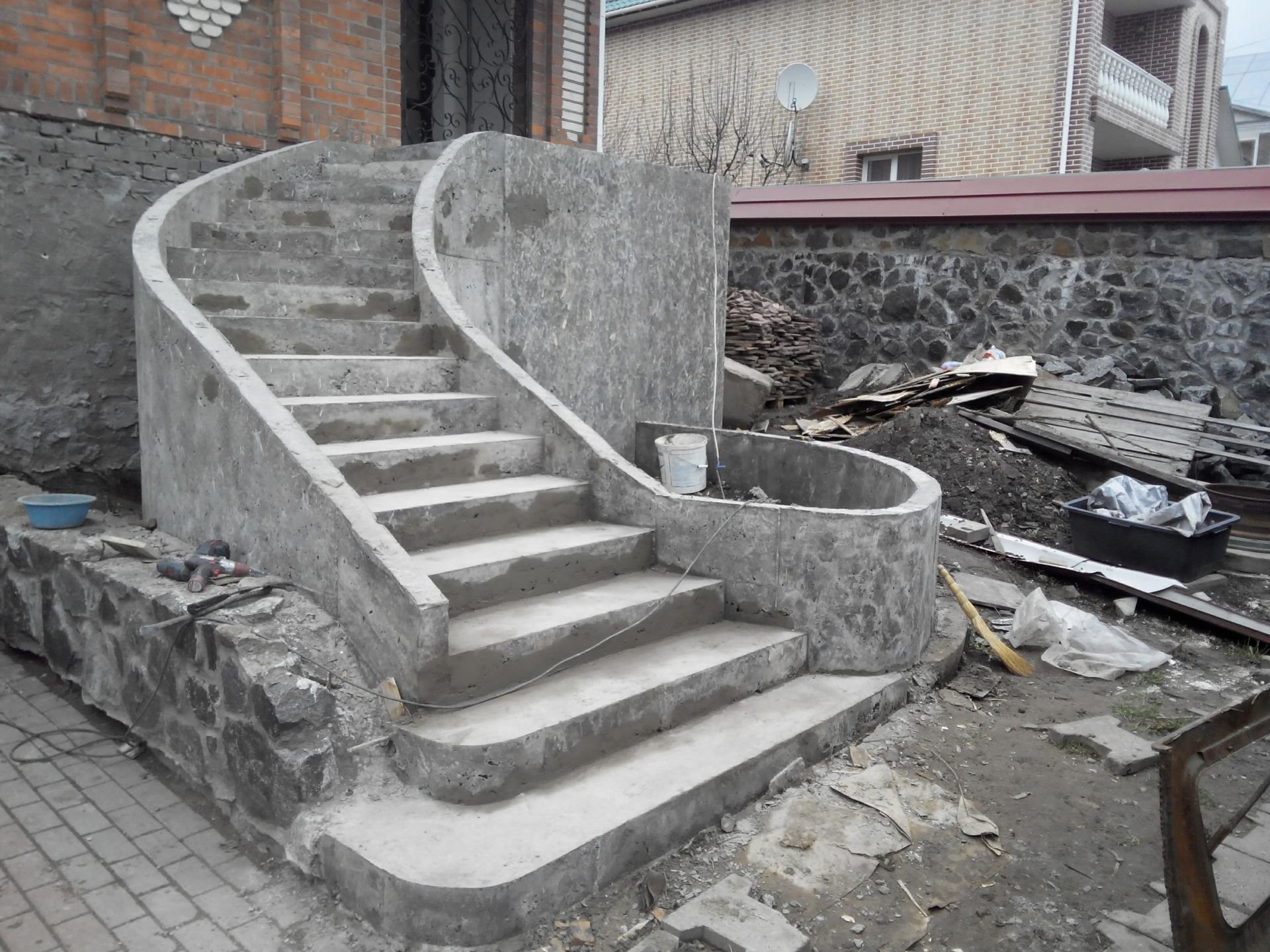 Бетонная лестница на улицу