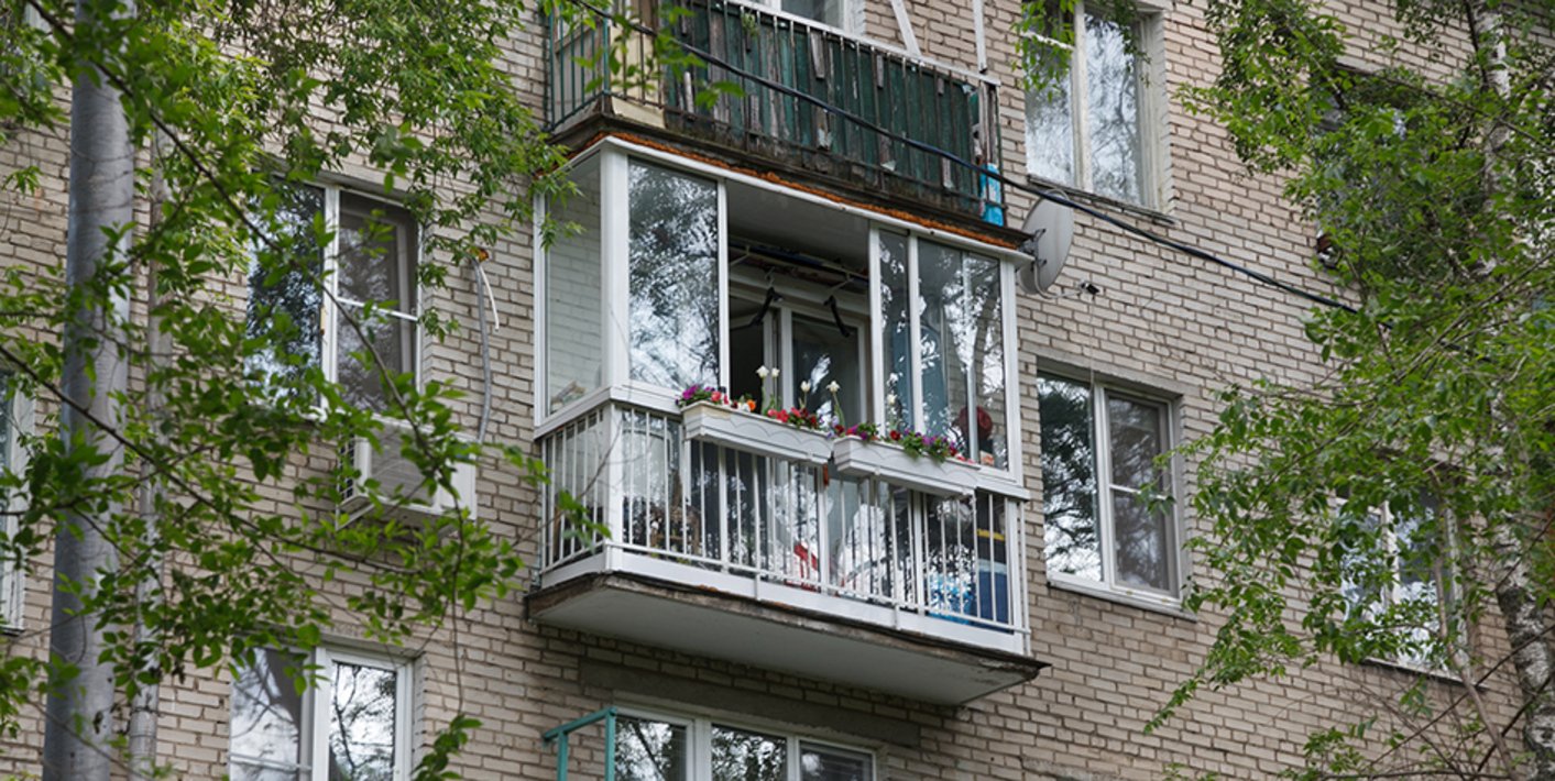Балконы в общежитиях. Балкон хрущевки. Остекление балконов. Застекленный балкон. Панорамный балкон в хрущевке.