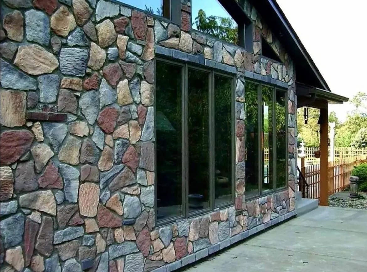 Фасад из природного камня